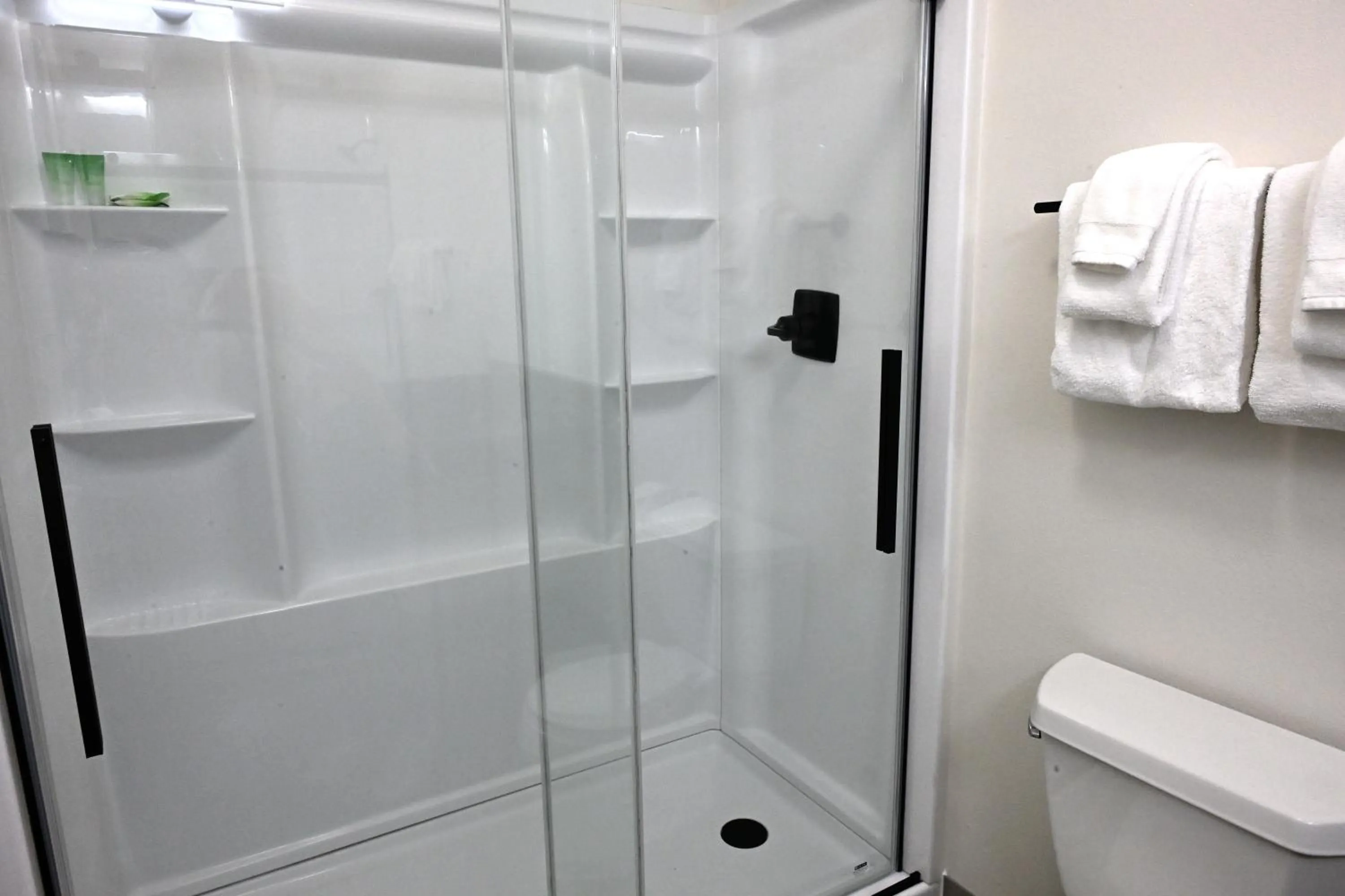 Deluxe Queen Room with Two Queen Beds in Puffin Inn