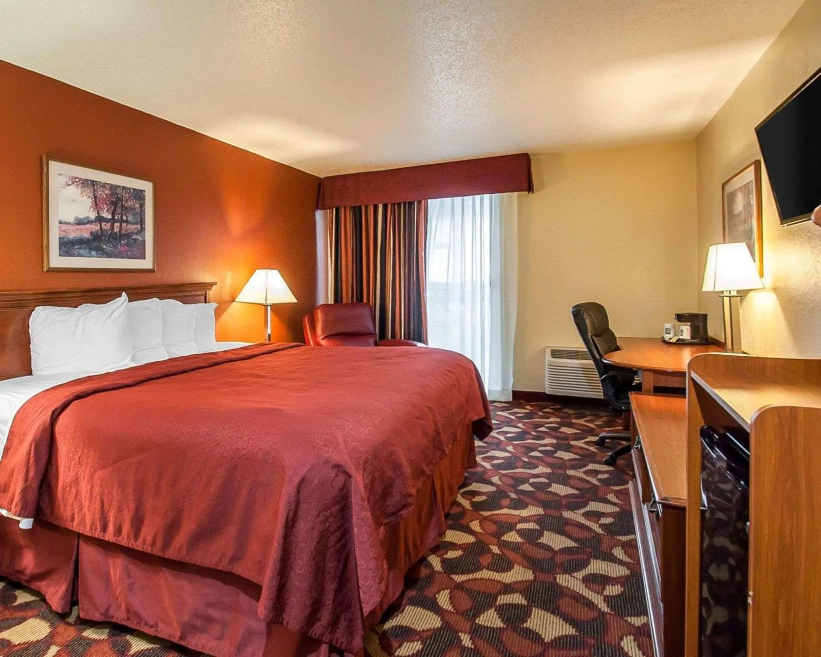 King Room - Non-Smoking in Quality Inn & Suites Kansas City I-435N Near Sports Complex