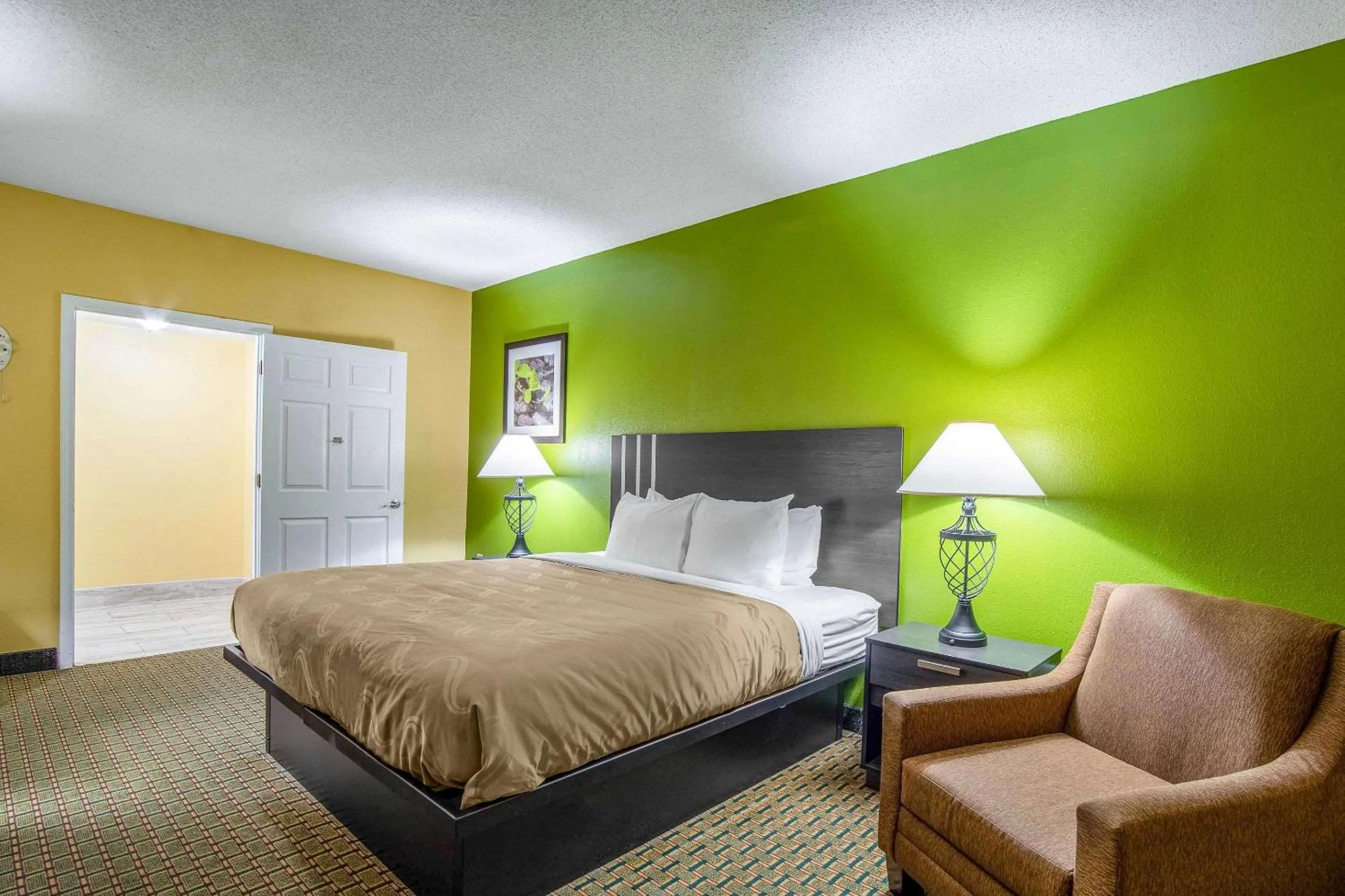 King Room with Accessible Tub - Accessible/Non-Smoking in Quality Inn West Columbia - Cayce