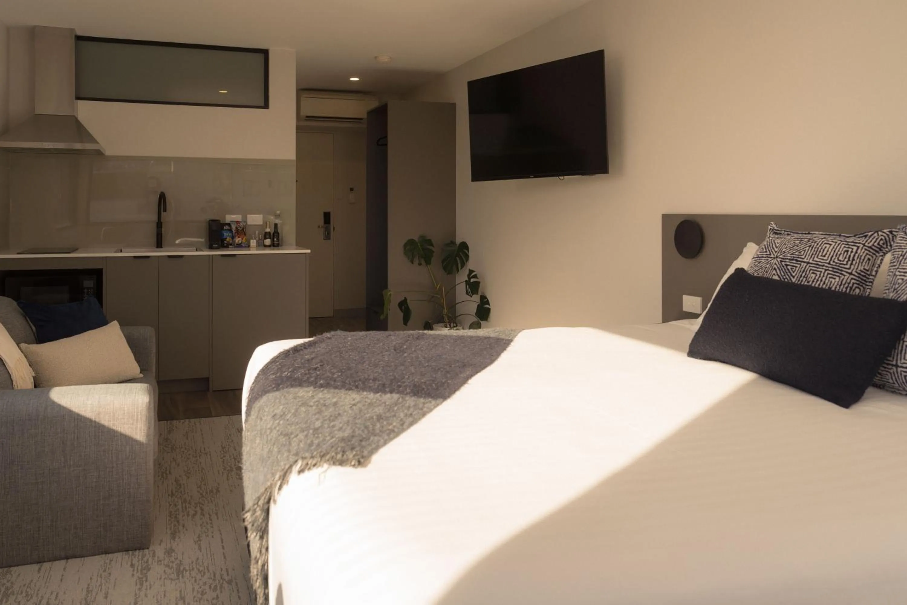 Deluxe Waterview King in Motel 429