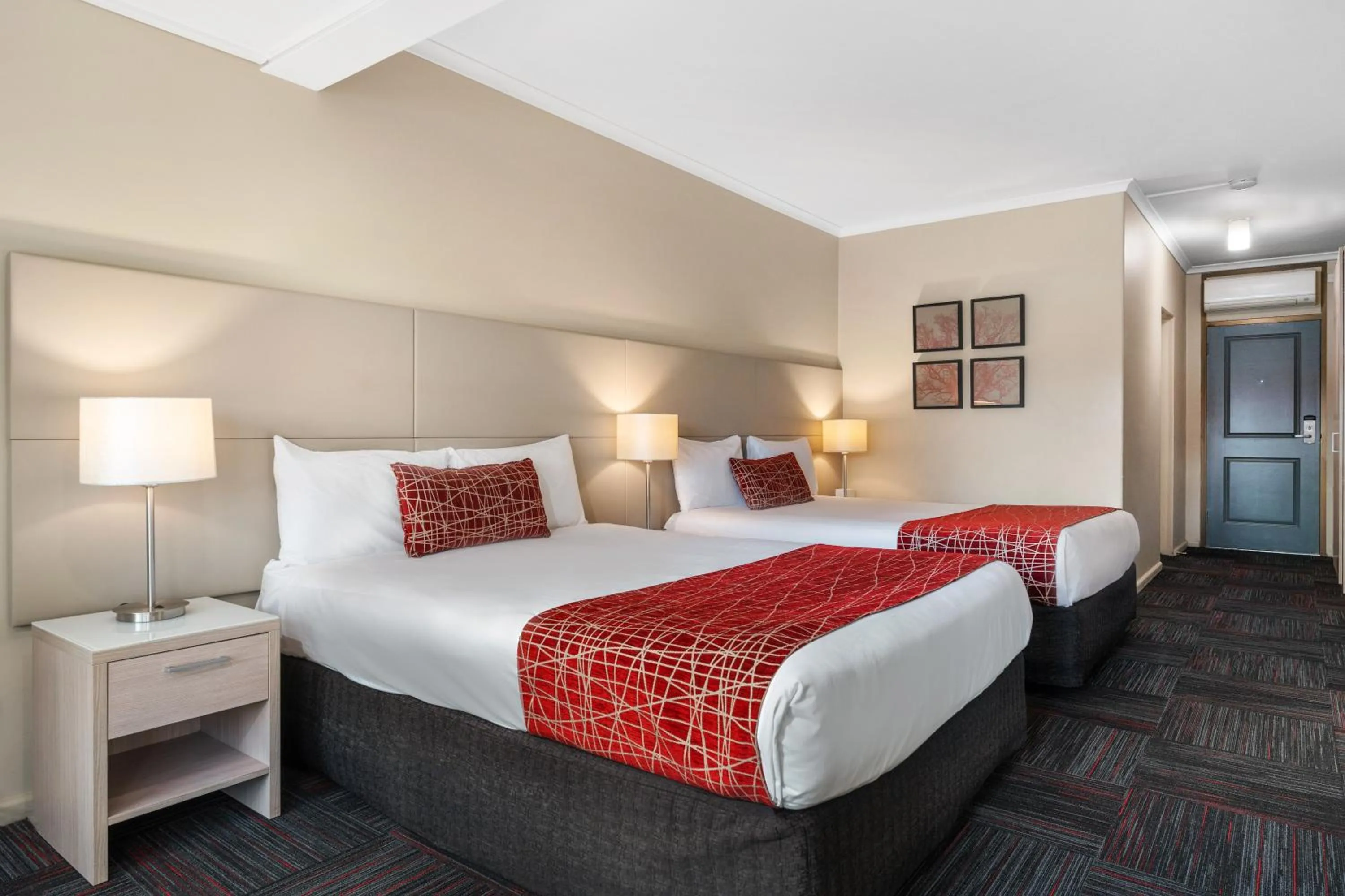 Queen Room with Two Queen Beds - Non-Smoking in Quality Hotel Parklake Shepparton