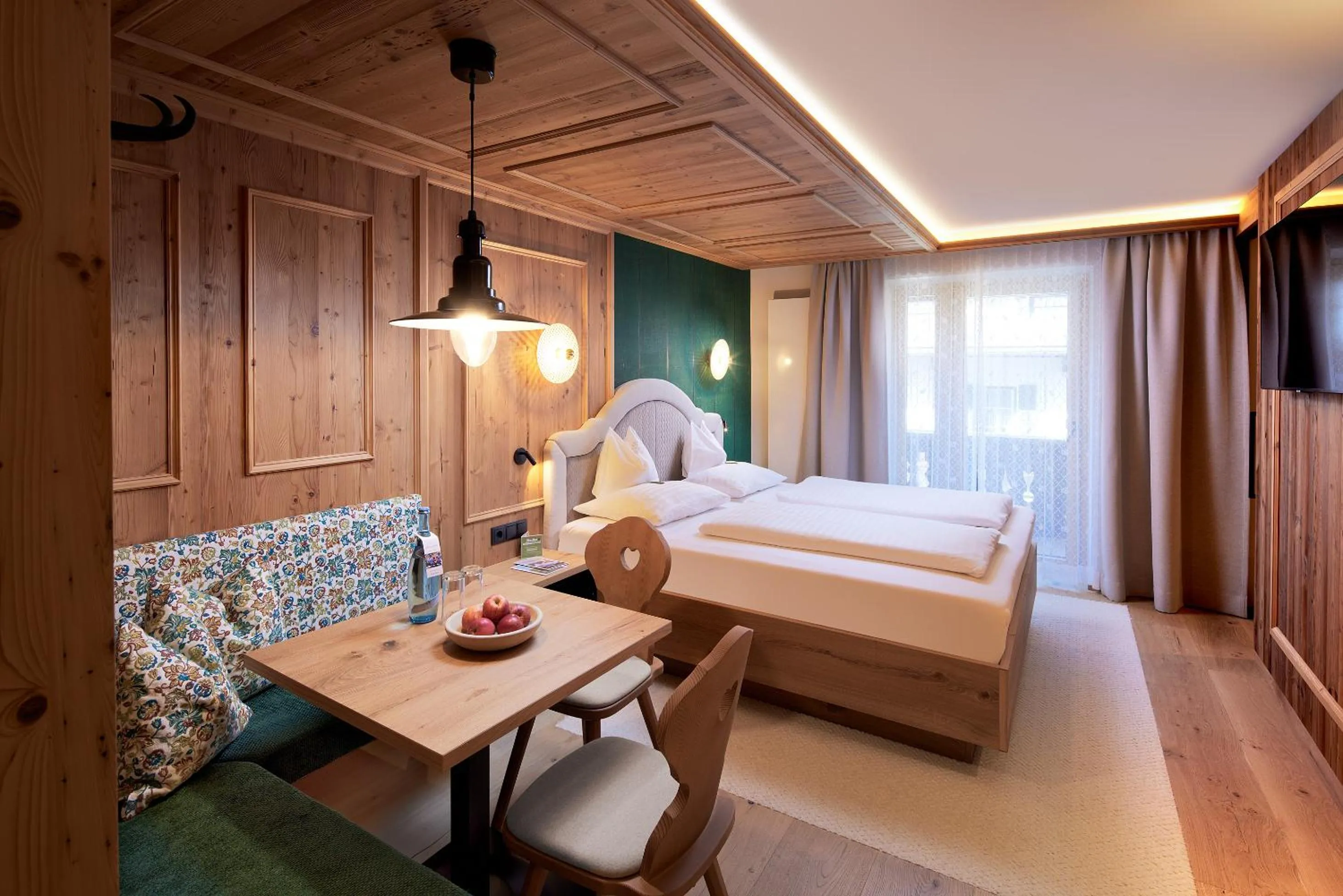 Two-Bedroom Suite in Hotel Neue Post