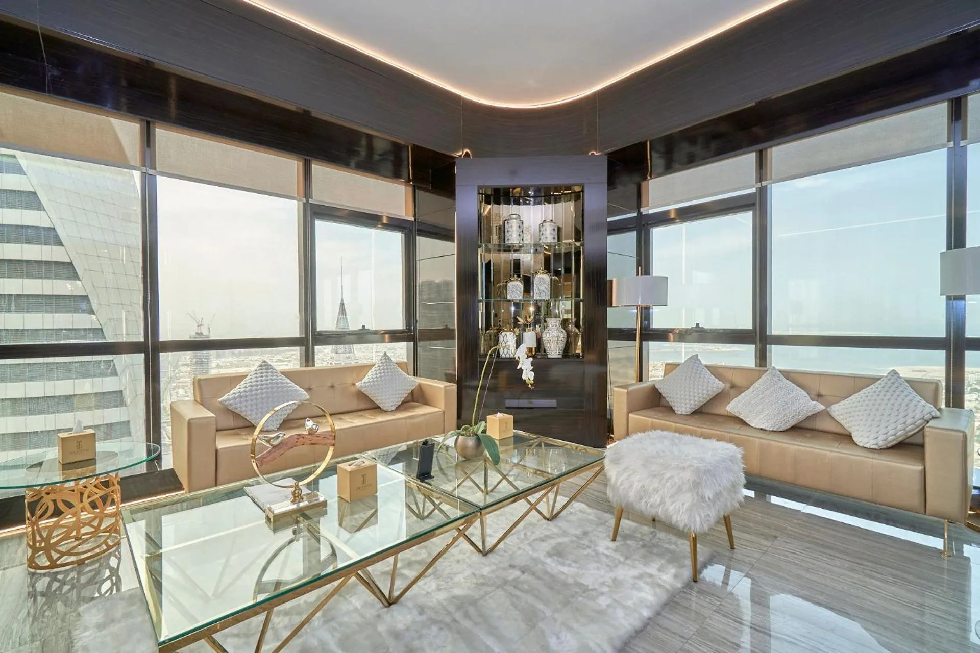 5 Bedroom Penthouse Suite - 360 Panoramic 360 Sea and Burj Views - Top Floor (72nd) in Gevora Hotel