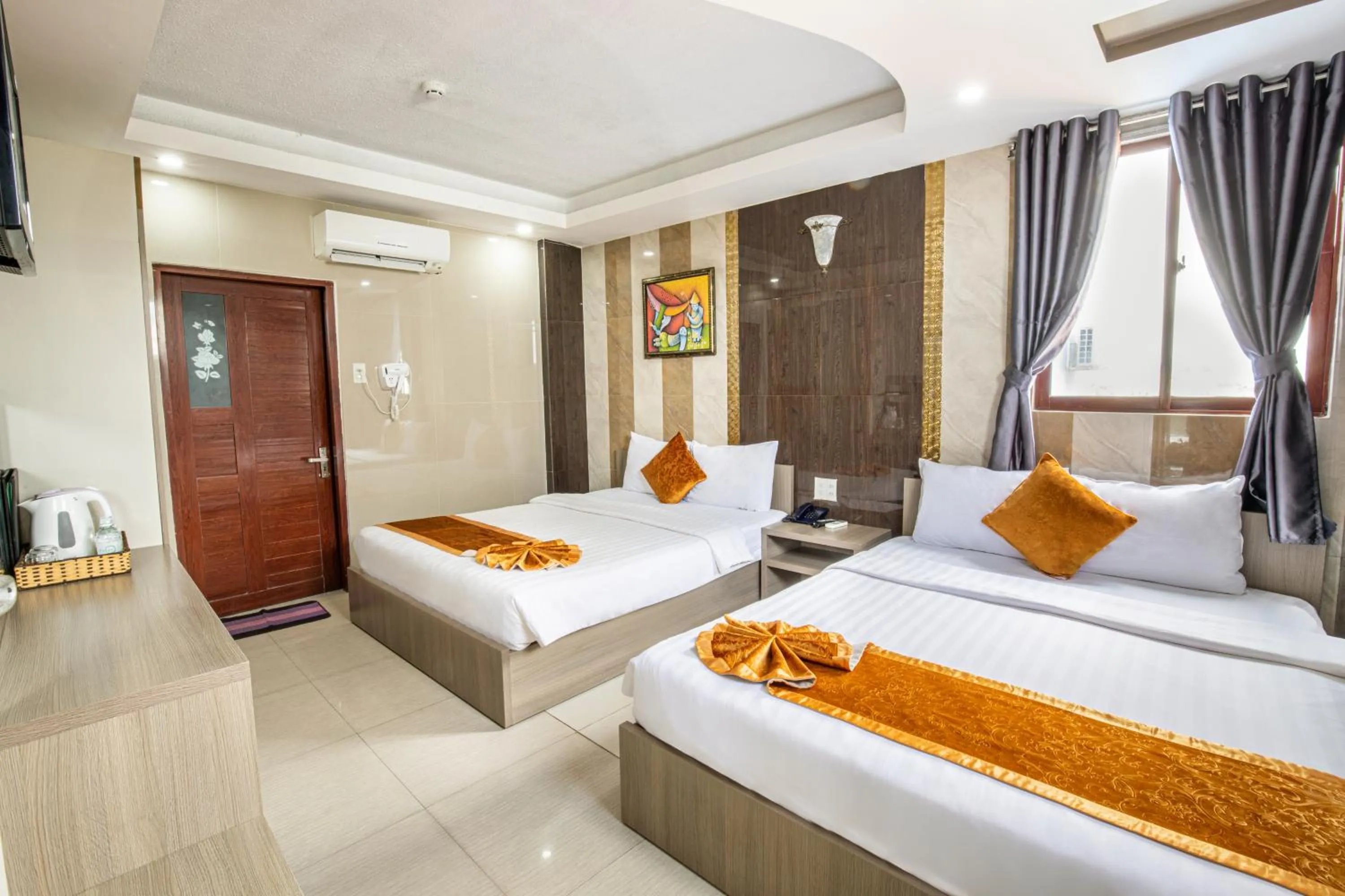 Family Room overlooking the city in Oliver Hotel