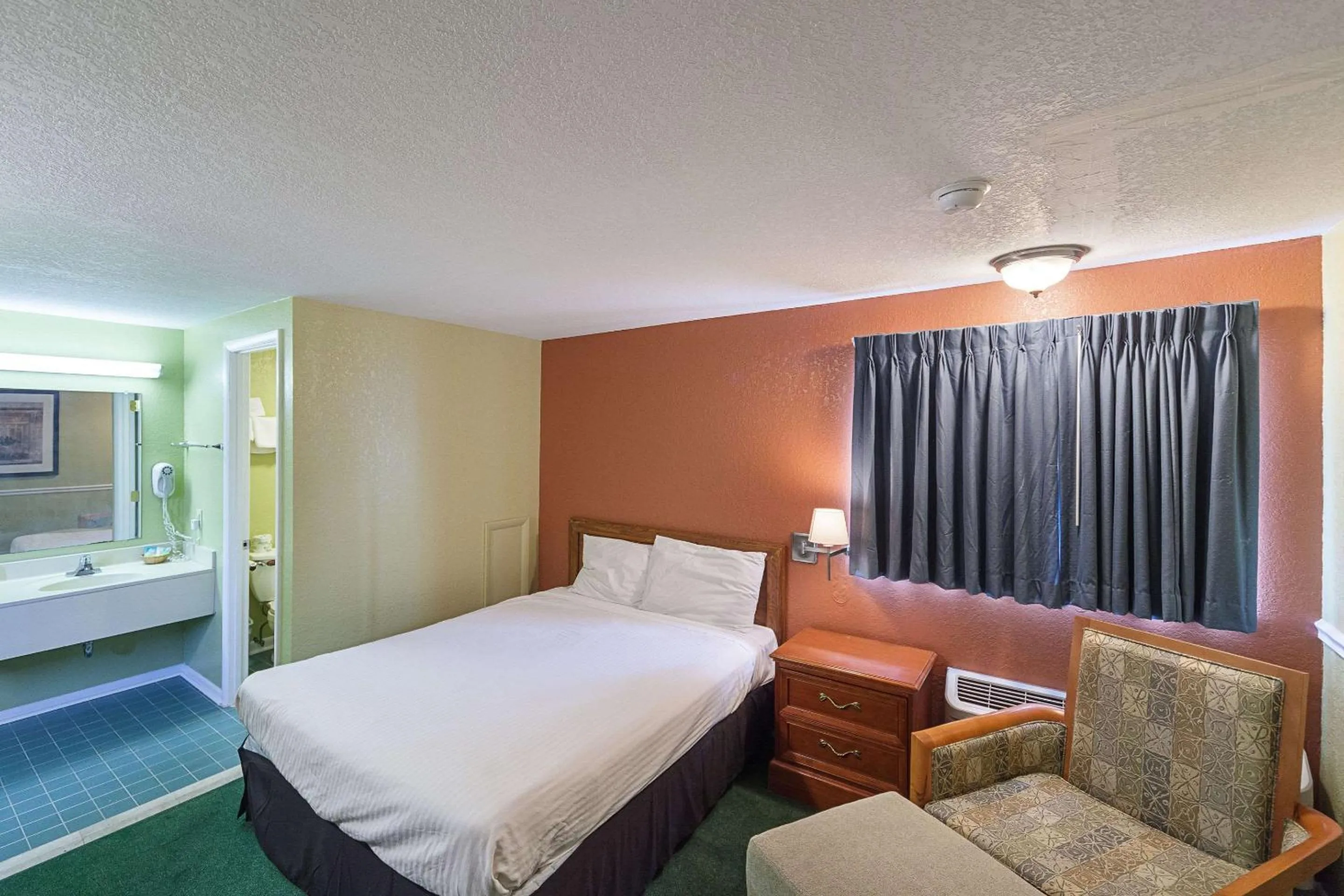 Queen Room - Non-Smoking in Rodeway Inn Wauseon