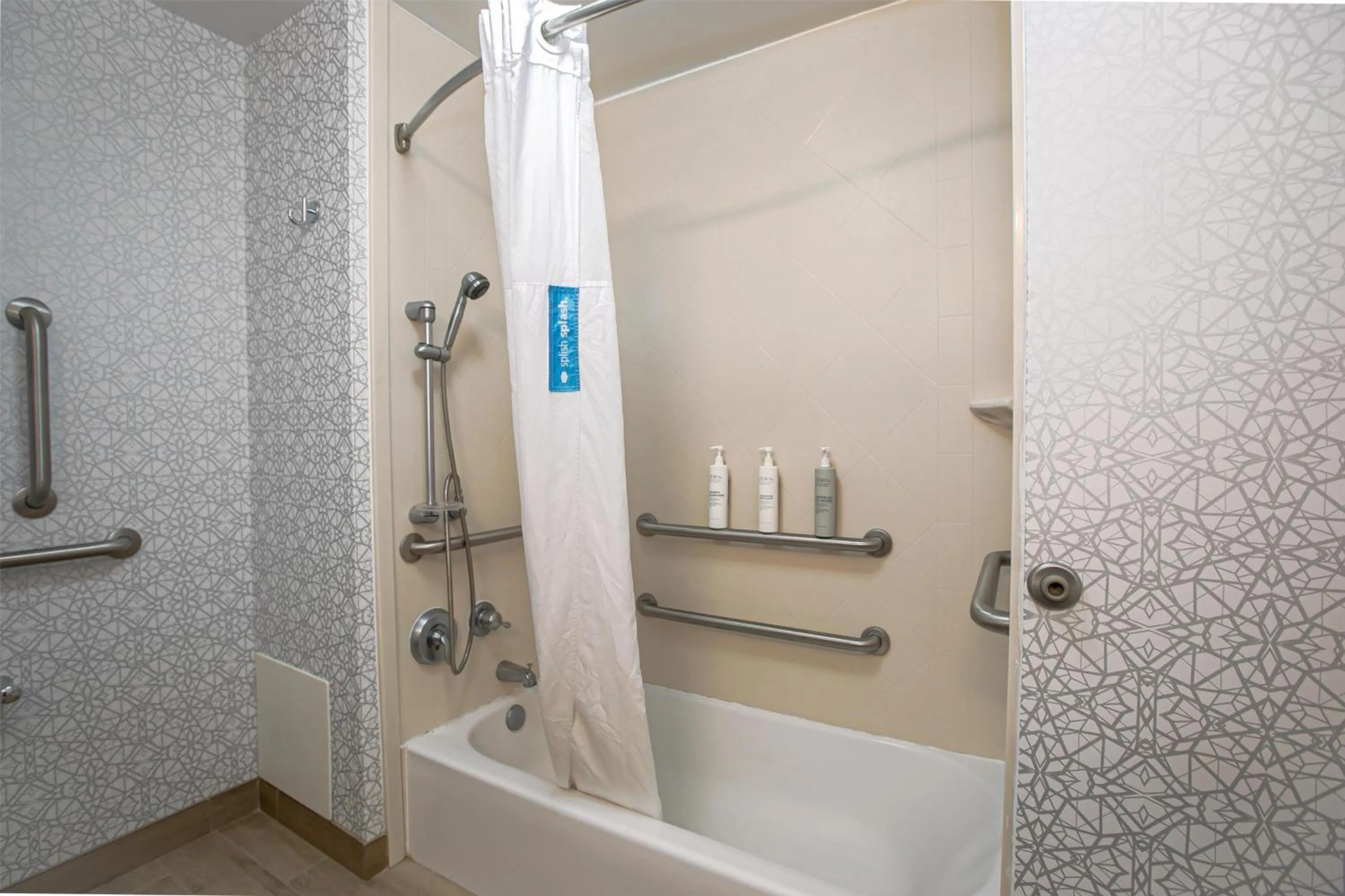 Queen Room with Two Queen Beds - Mobility and Hearing Access/Non-Smoking in Hampton Inn & Suites Wilder