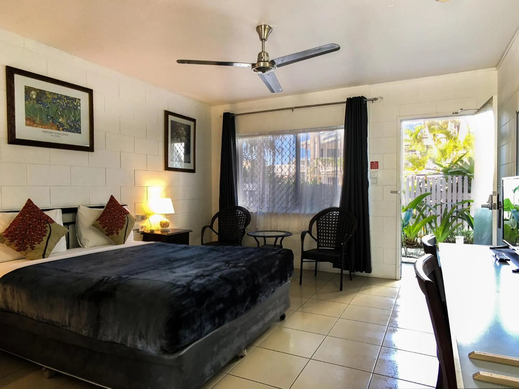 Deluxe Queen Room in South Cairns Resort