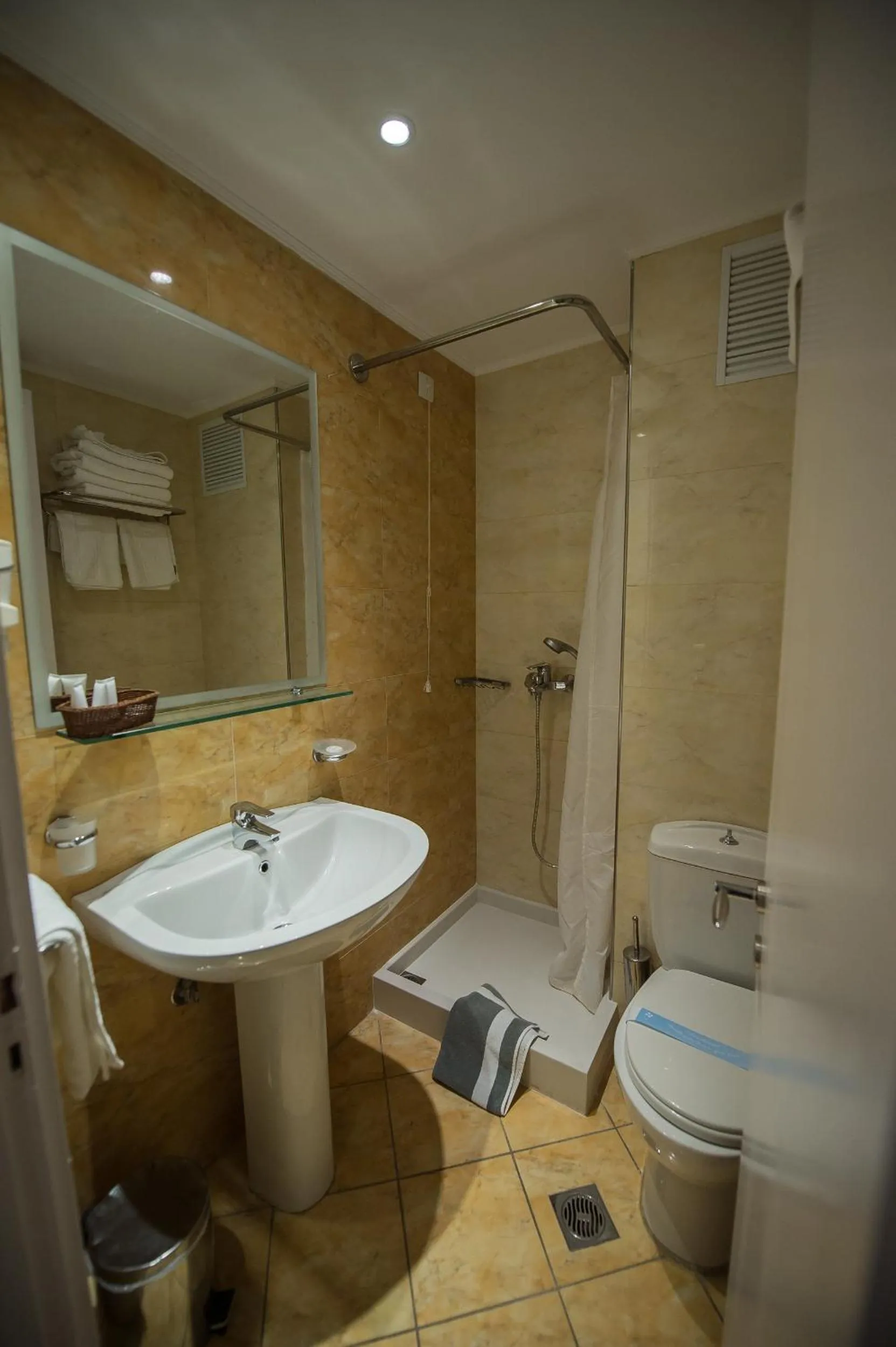 Double or Twin Room with Shower in Hotel Olympos