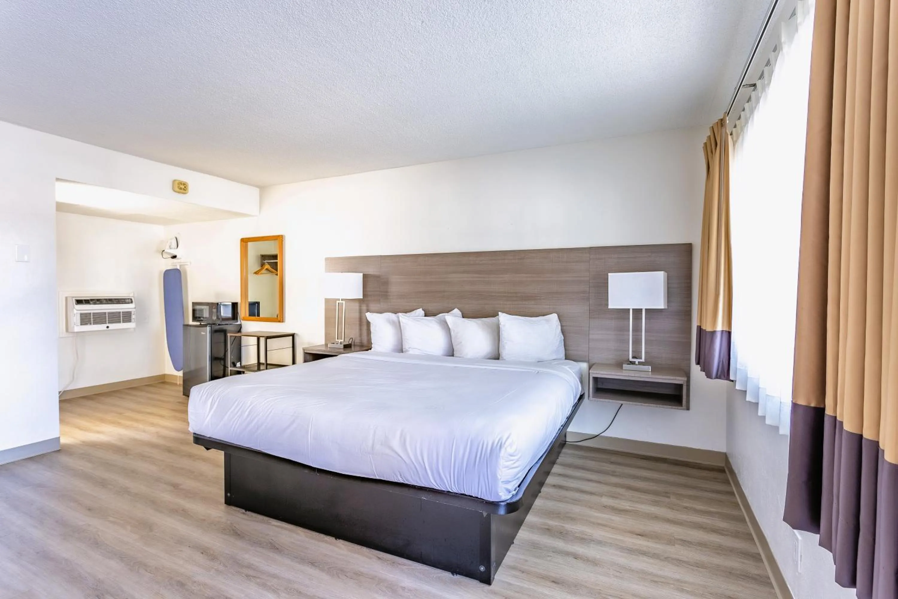 King Room in Coastal Breeze Inn