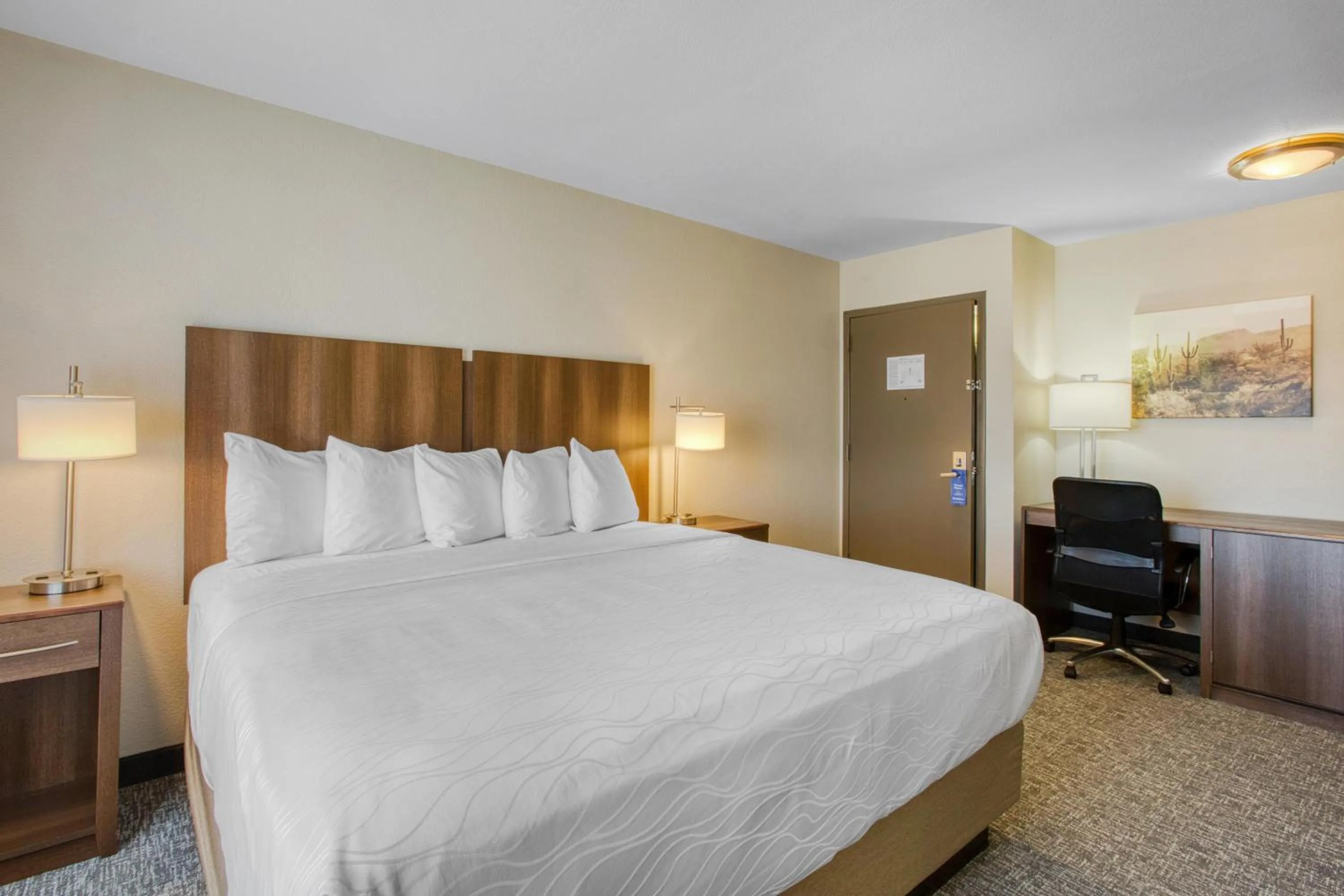 King Room with Wet Bar in Best Western North Phoenix Hotel