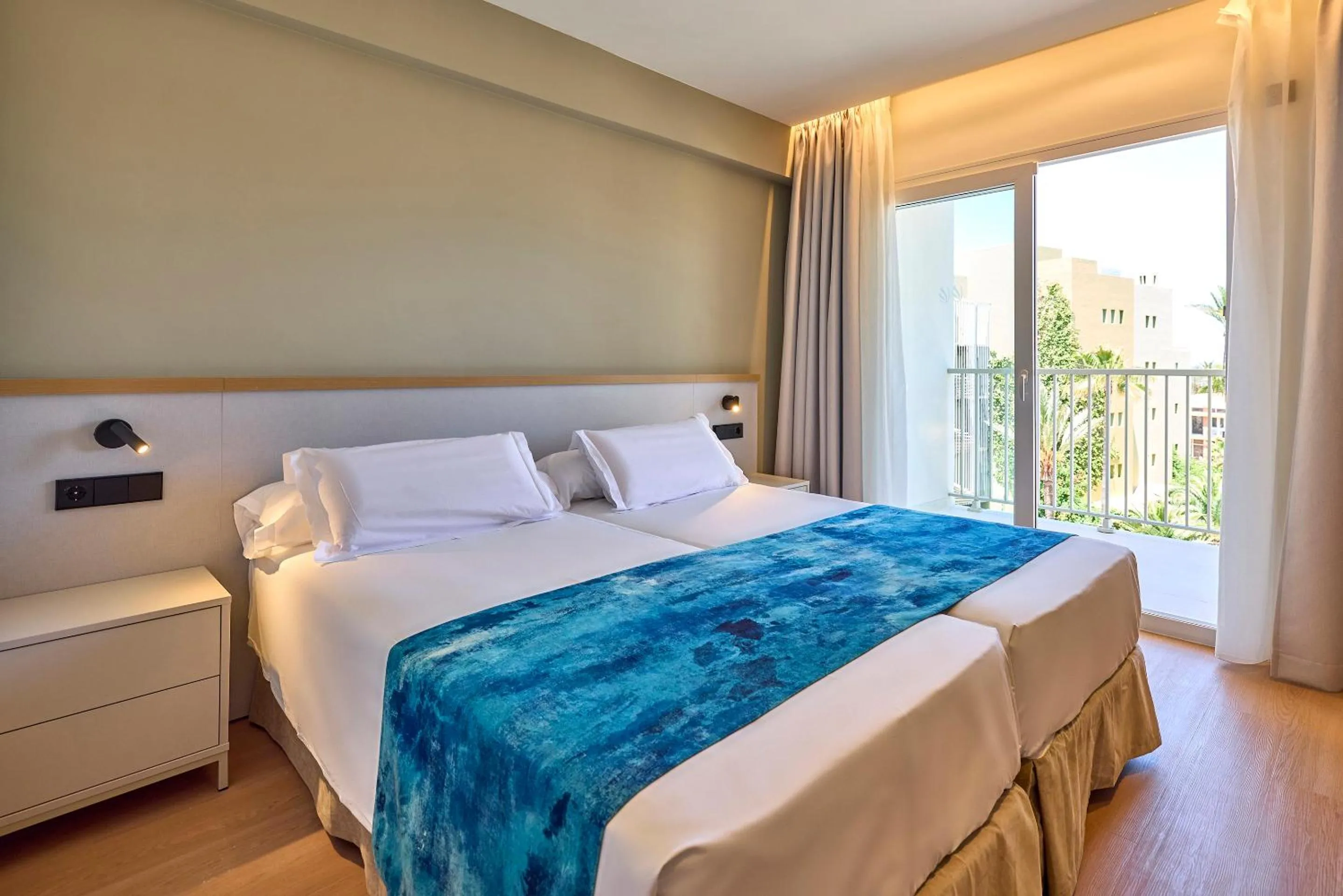 Twin Room in Universal Hotel Romantica