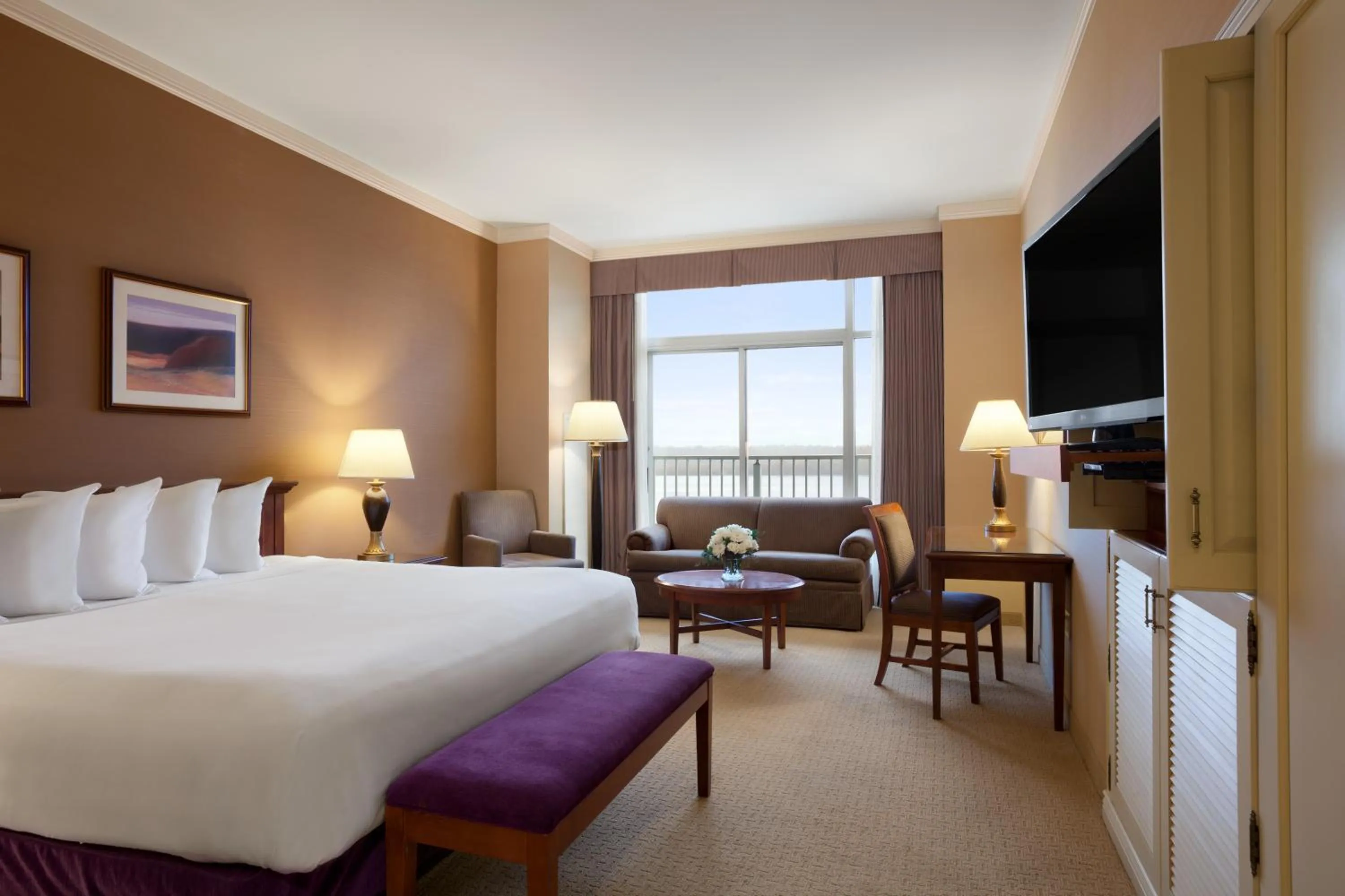 Deluxe King Room with River View in Harrah's Metropolis, A Caesars Destination