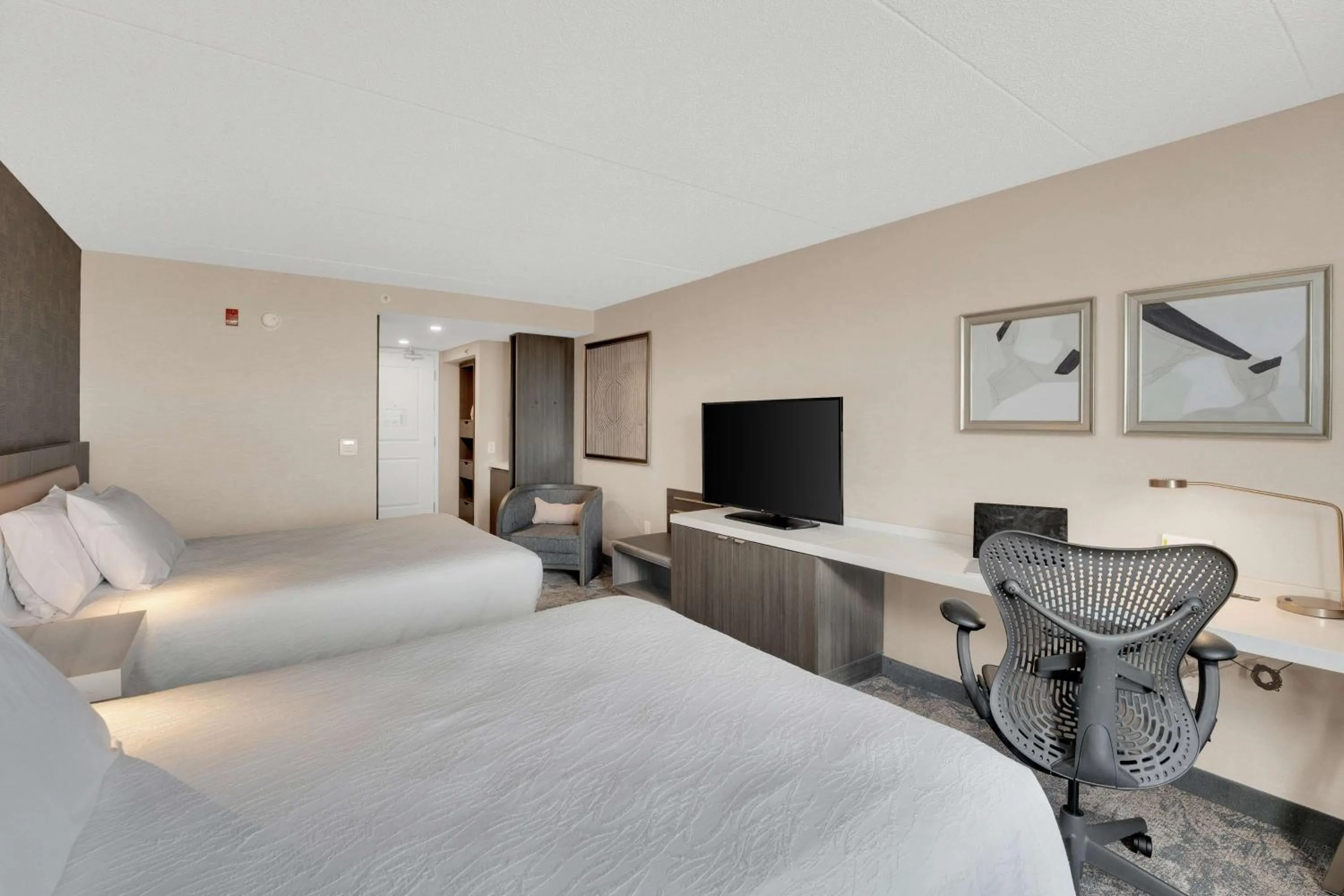Premium Queen Room with Two Queen Beds in Hilton Garden Inn Toronto/Brampton