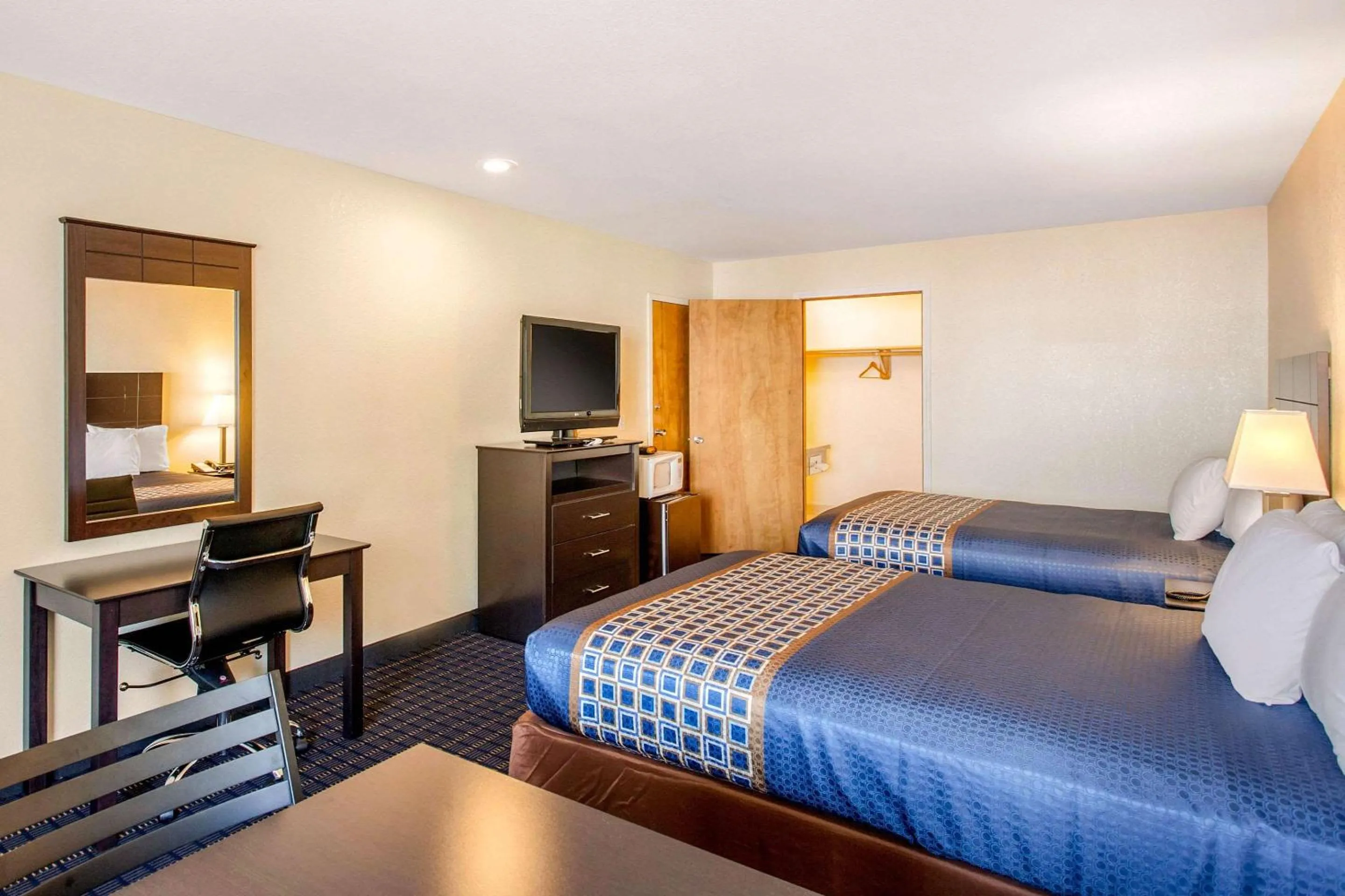 Double Room with Two Double Beds - Smoking in Rodeway Inn Coeur d'Alene