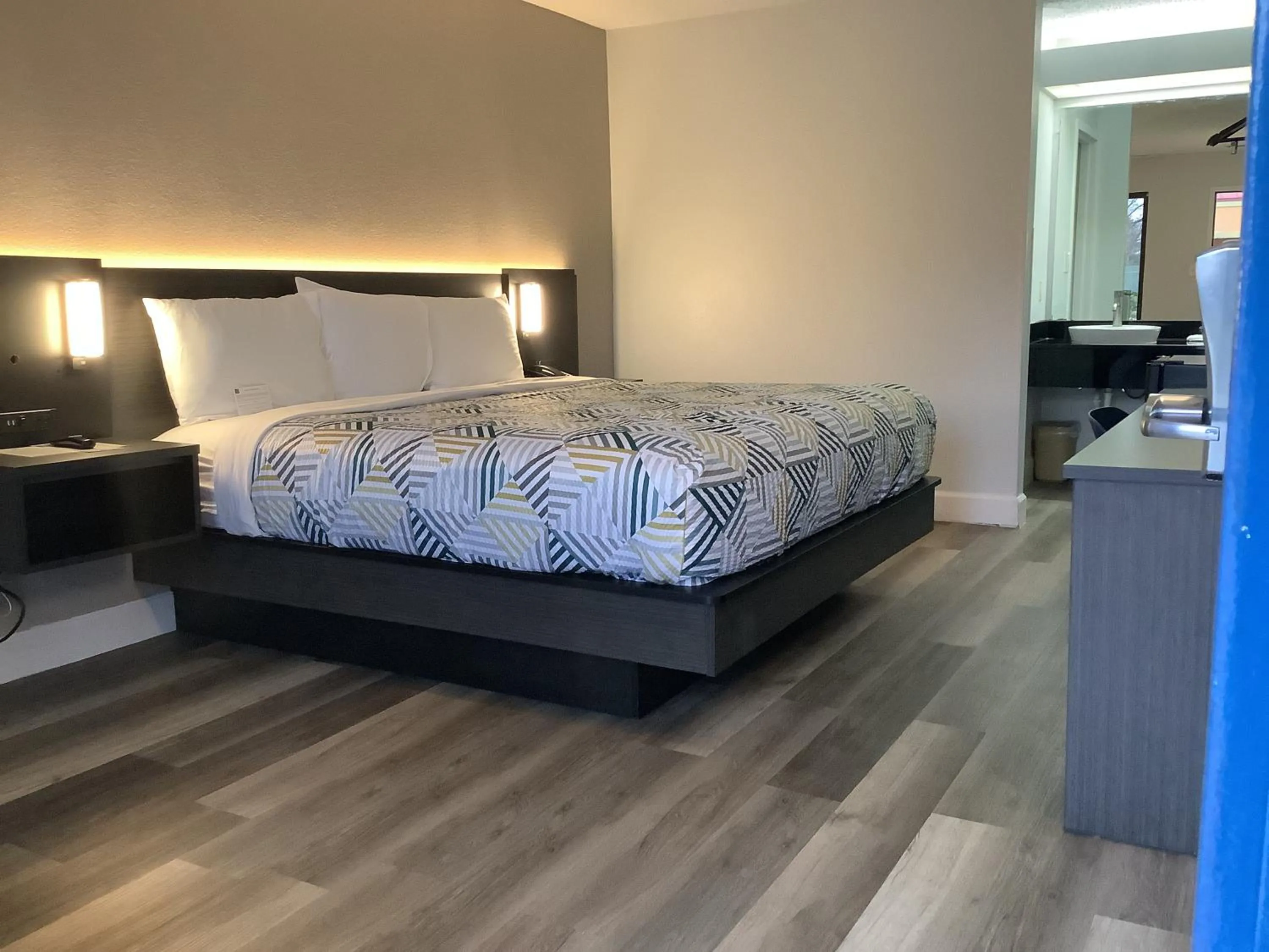 King Room - single occupancy - Non-Smoking in Motel 6-Memphis, TN - East