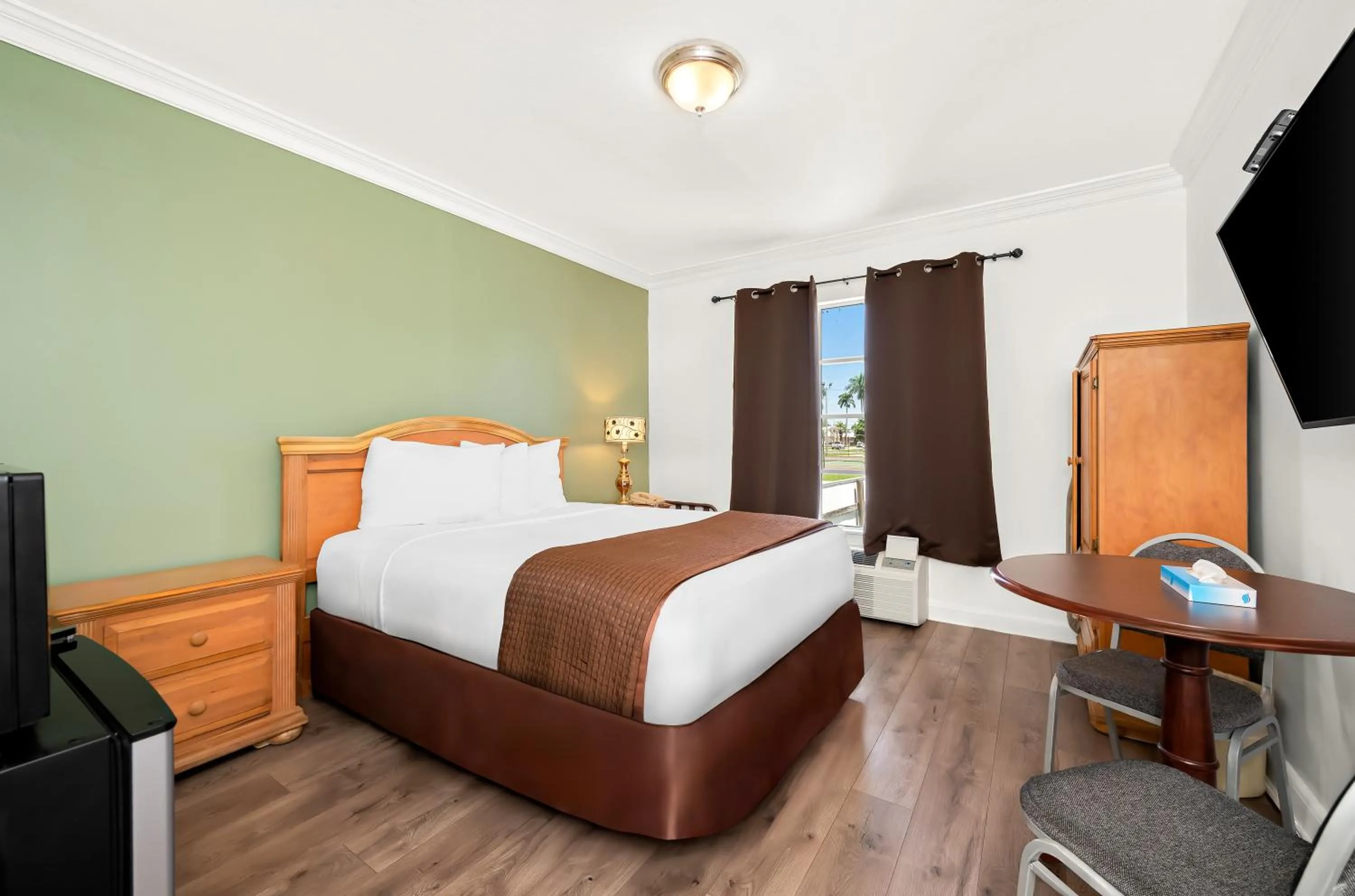 1 Queen Bed Non Smoking in Americas Best Value Inn Historic Clewiston Inn