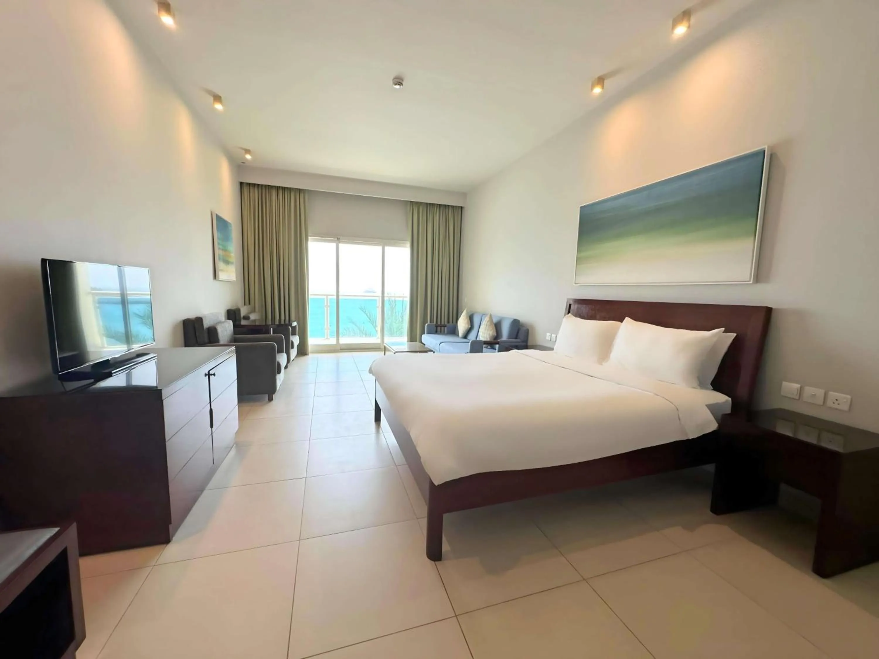 Premium Room with Balcony and Ocean View in Radisson Blu Resort, Fujairah