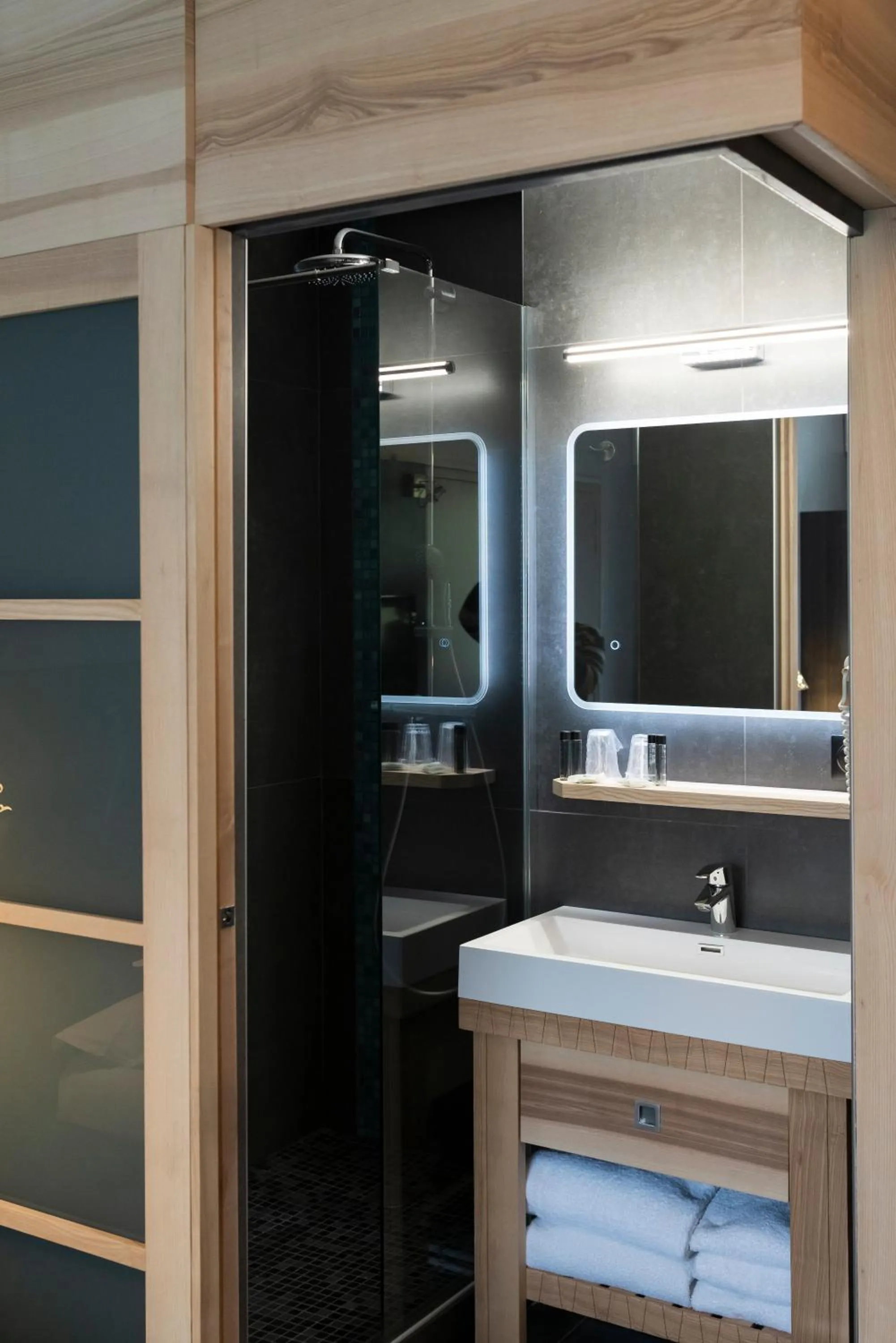 Standard Room with Park View in Logis Hotel Restaurant SPA Les Oliviers