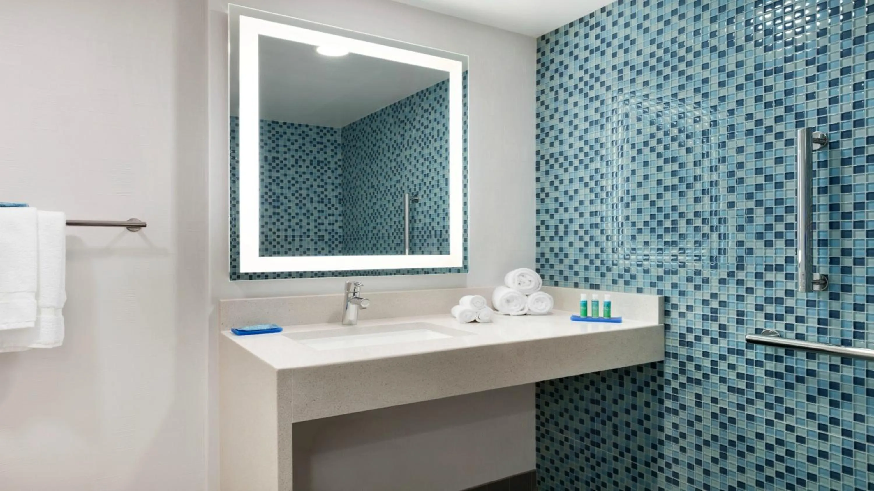 King Suite with Sofa Bed in Holiday Inn Express - Williamsburg Busch Gardens Area by IHG