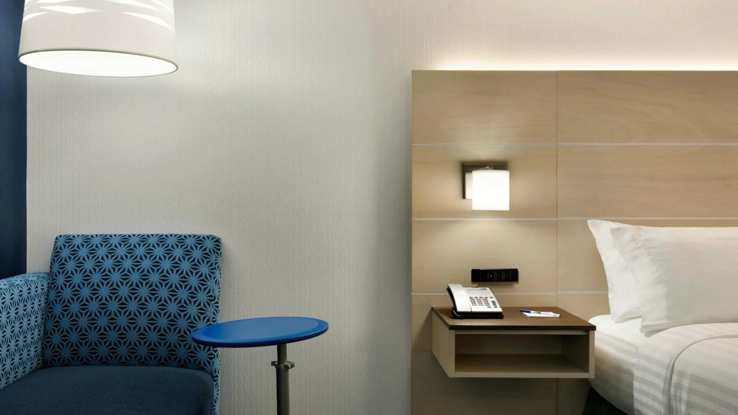 King Suite with Mobility Accessible Tub - Non-Smoking in Holiday Inn Express - Williamsburg Busch Gardens Area by IHG