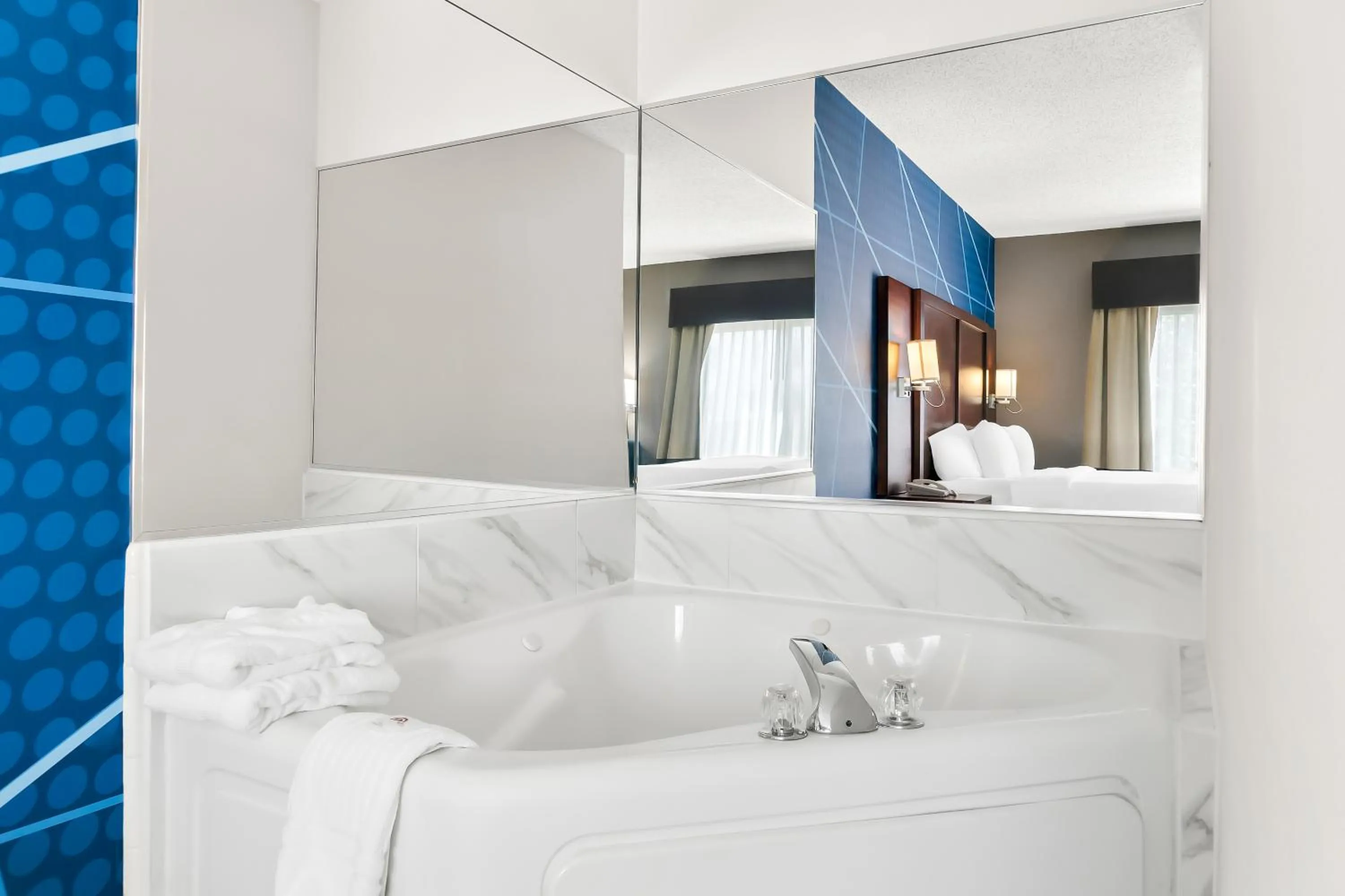 Superior King Suite - Non-Smoking in Comfort Suites Southfield-Detroit