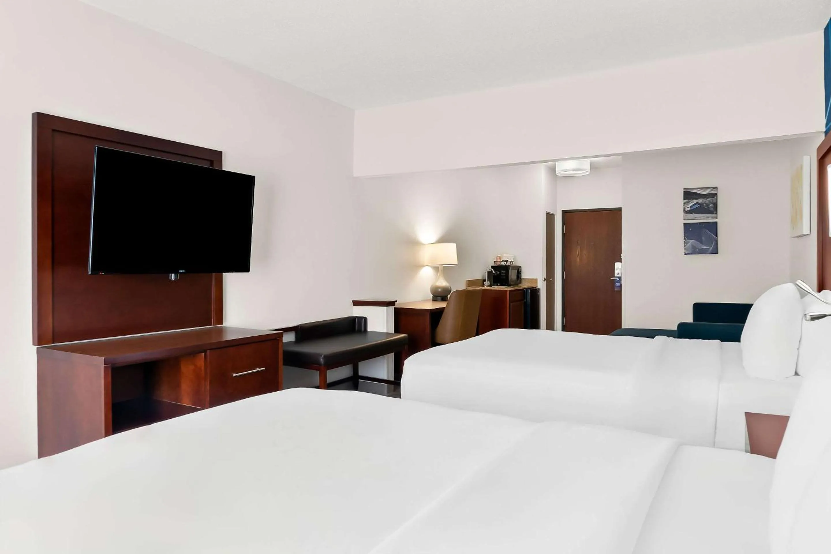 Queen Suite in Comfort Suites Southfield-Detroit
