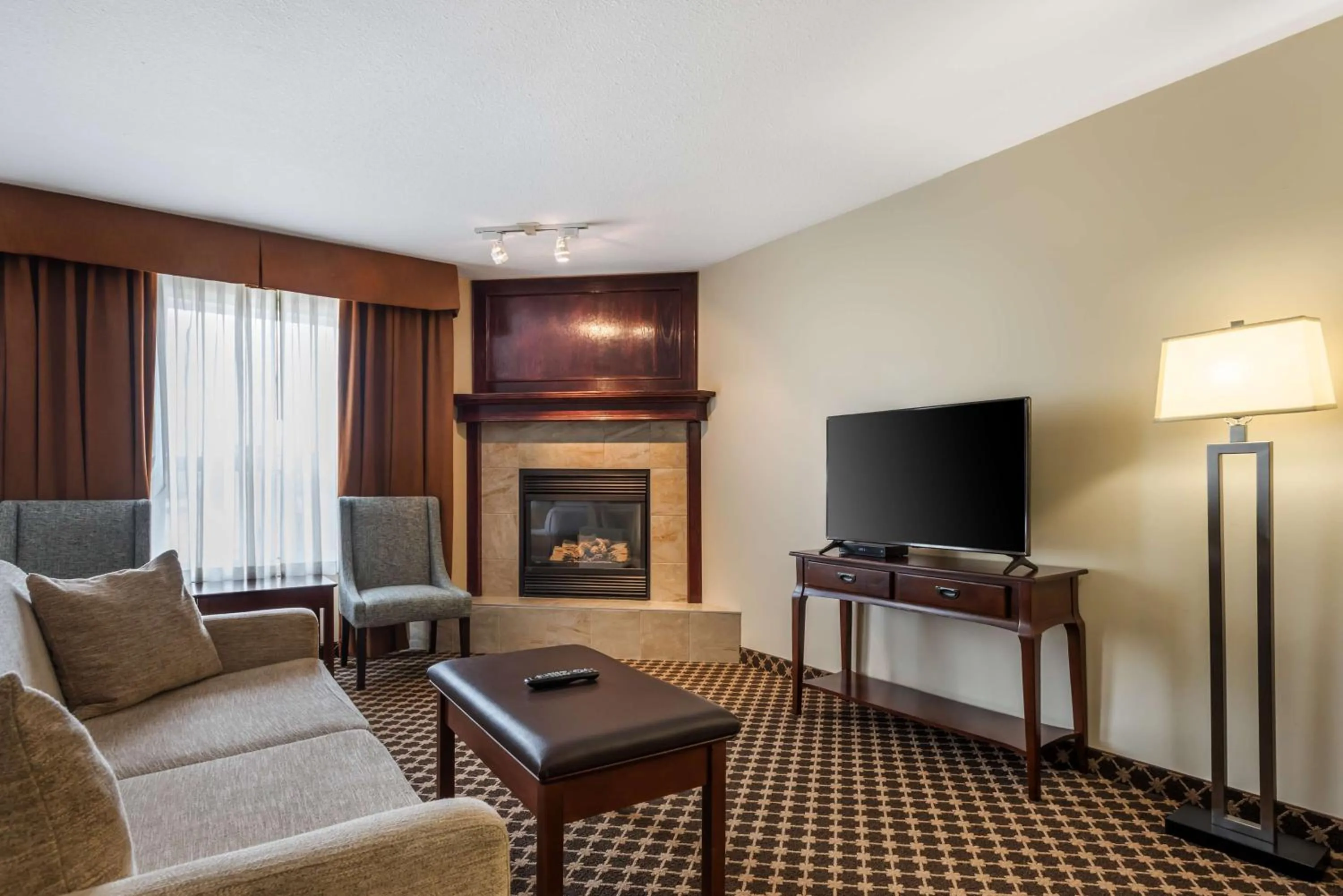 King Room with Whirlpool - Non-Smoking in Best Western Strathmore Inn