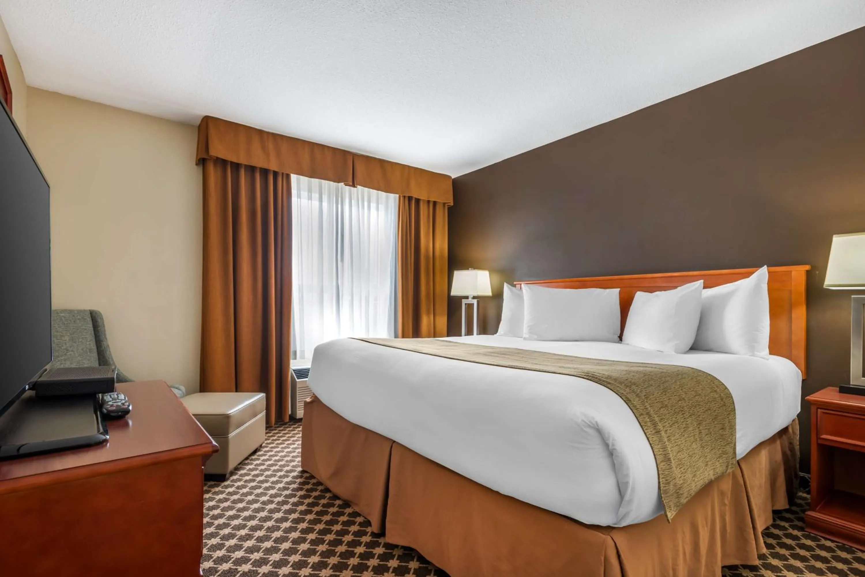 King Suite with Whirlpool - Non-Smoking in Best Western Strathmore Inn