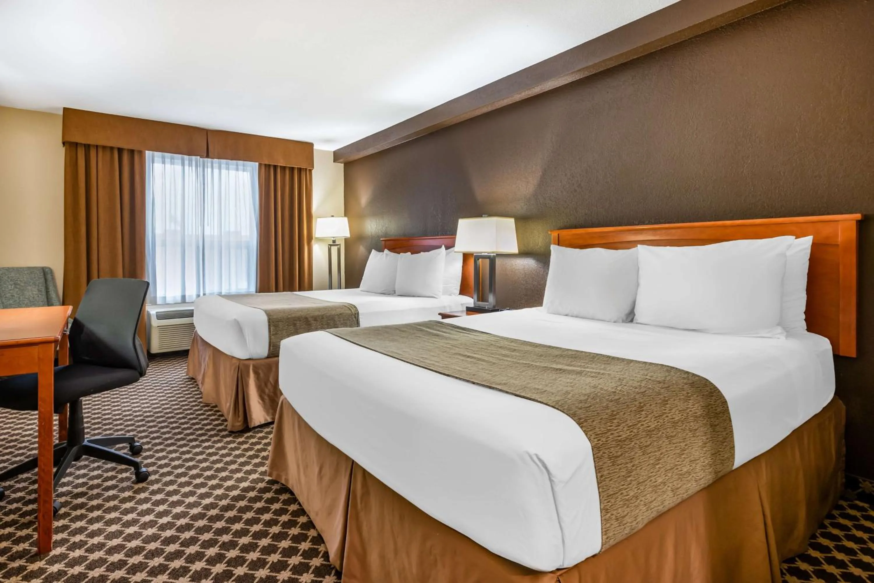 Queen Room with Two Queen Beds in Best Western Strathmore Inn