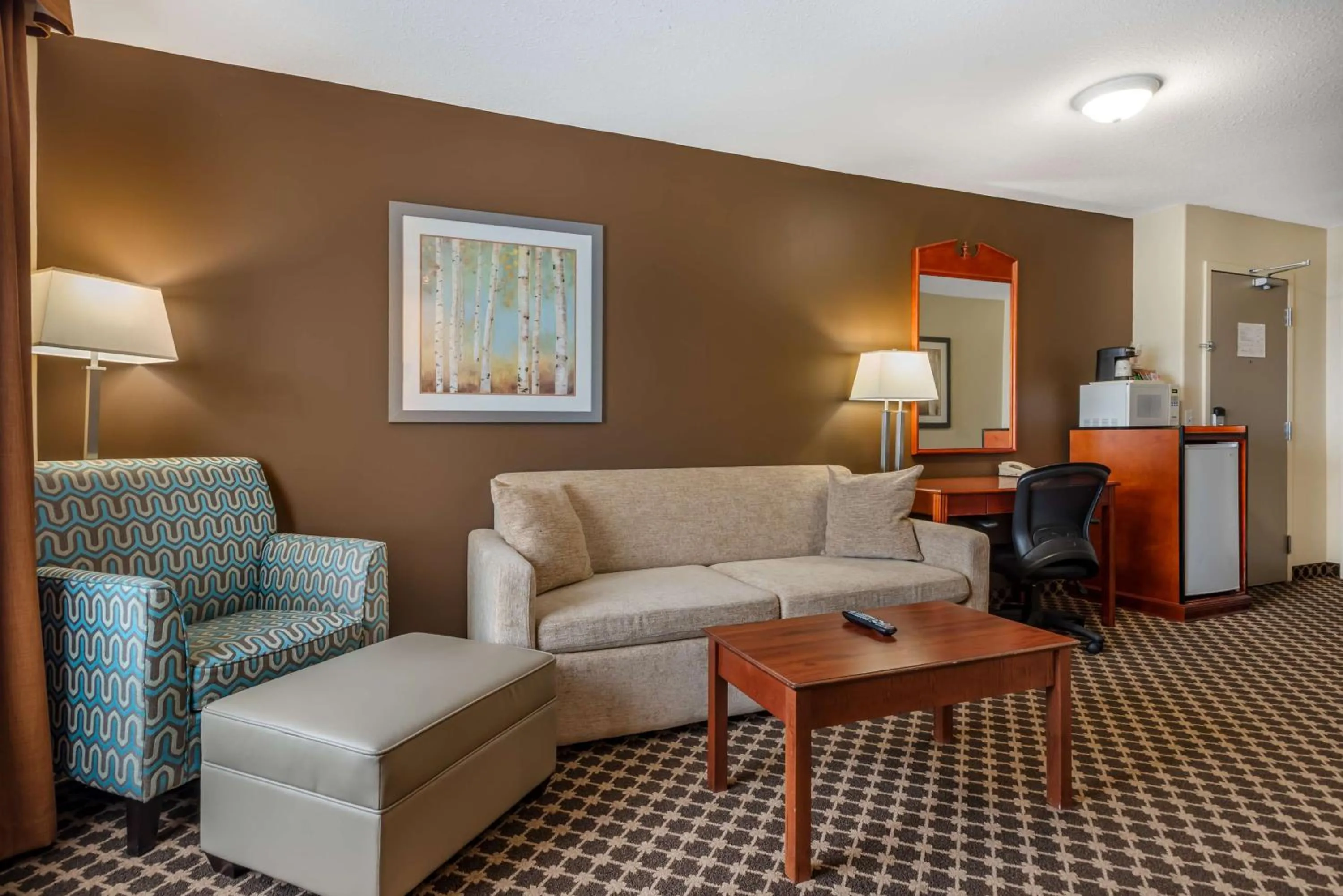 Queen Suite with Sofa Bed - Non-Smoking in Best Western Strathmore Inn