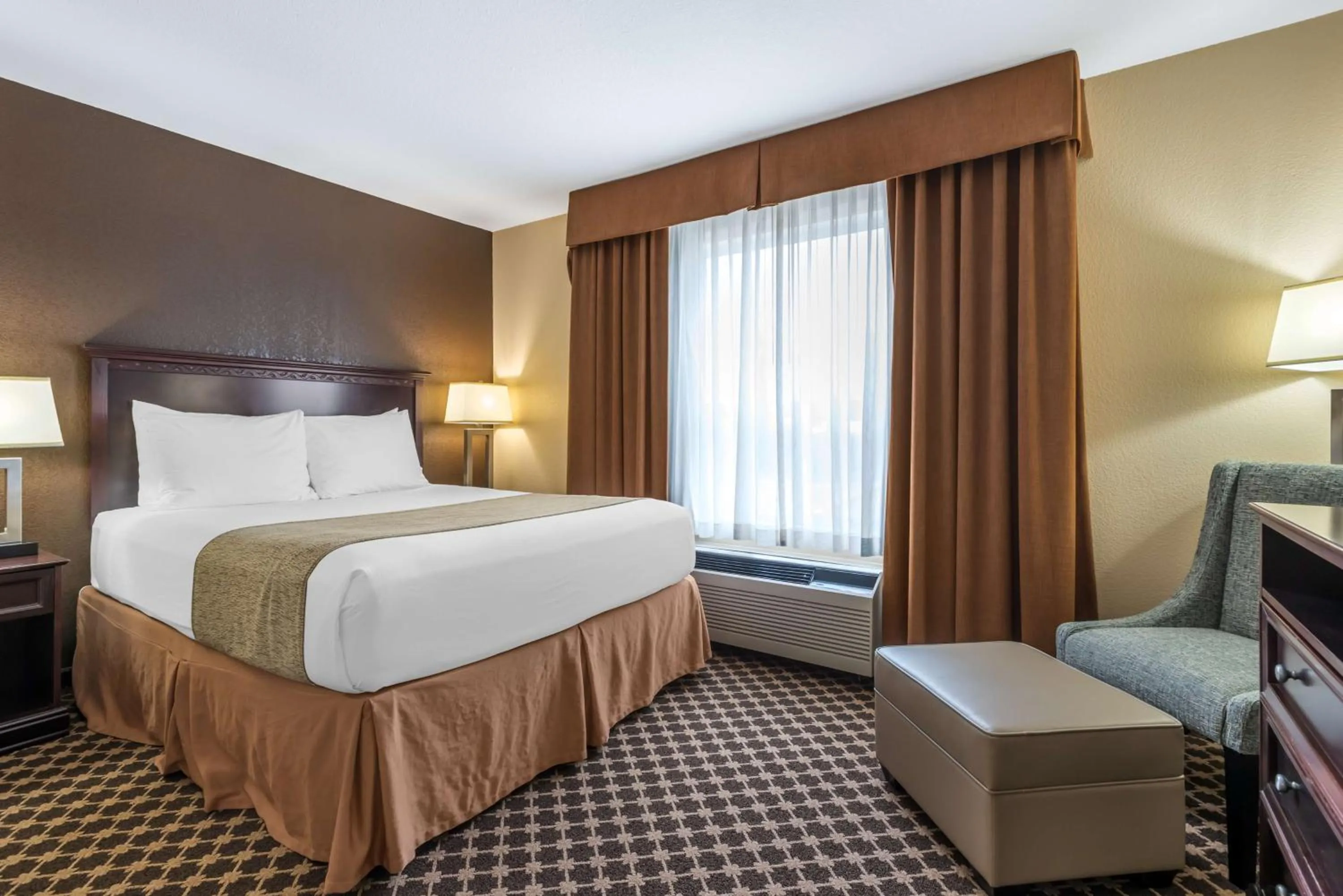 King Room - Non-Smoking in Best Western Strathmore Inn