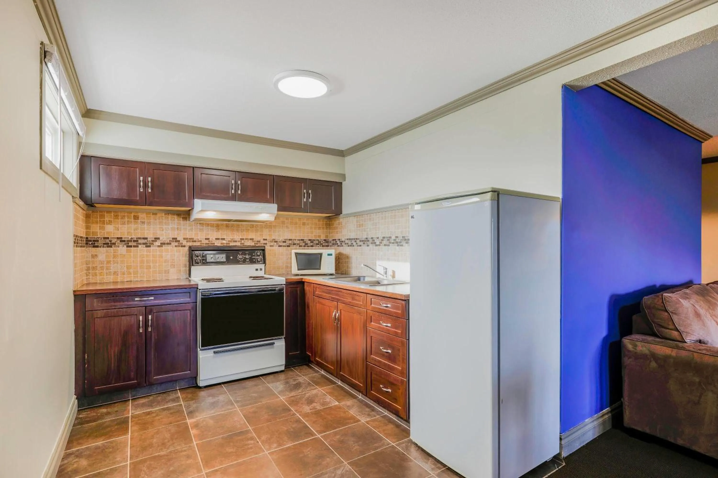 Queen Room with Kitchenette - Non-Smoking in Days Inn by Wyndham Golden