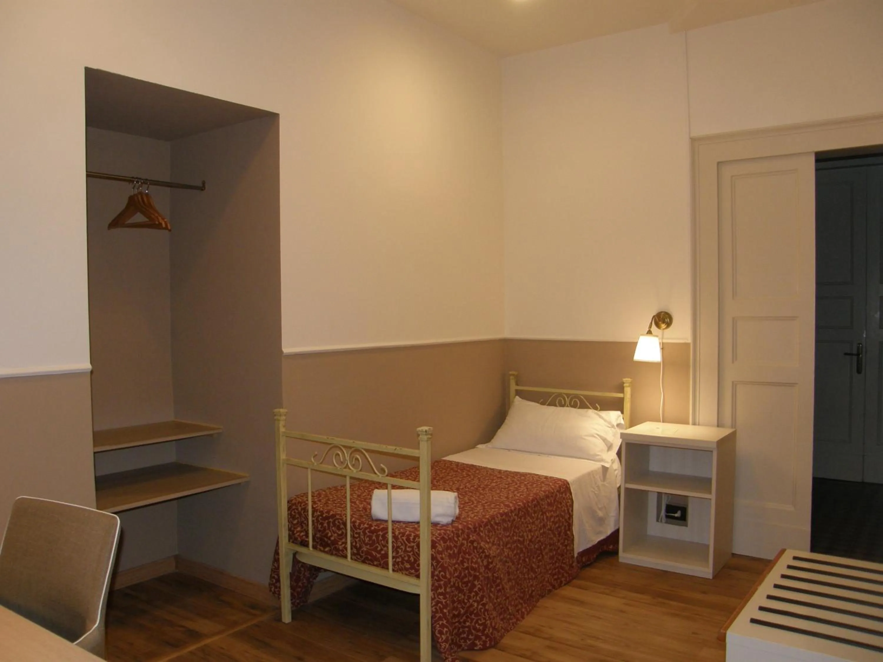Single Room with Private Bathroom in Il Gattopardo House