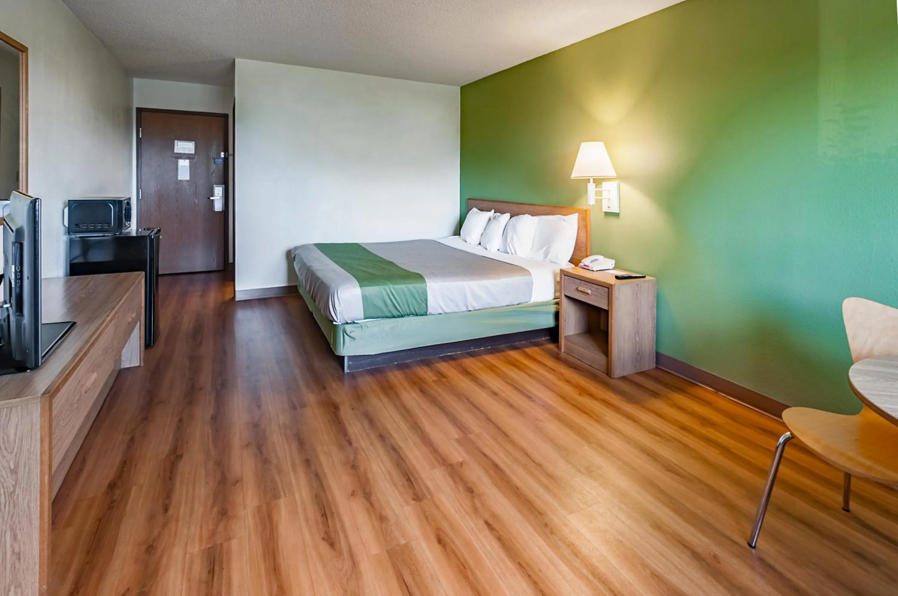 King Room - Non-Smoking in Motel 6-Drums