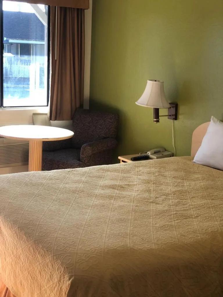 Queen Room in Kelseyville Motel