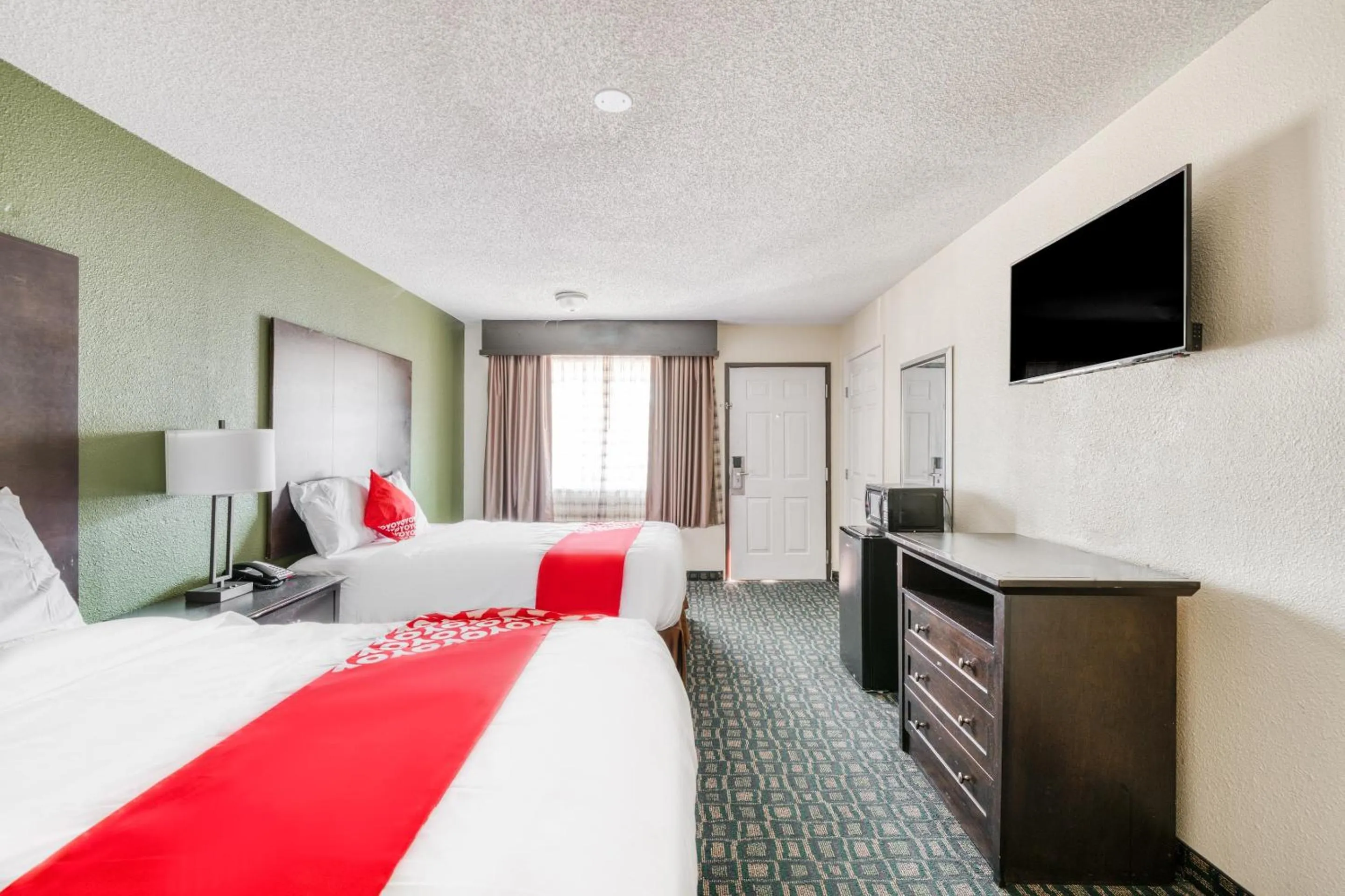 3 Queen Bed in OYO Hotel Rosenberg TX I-69