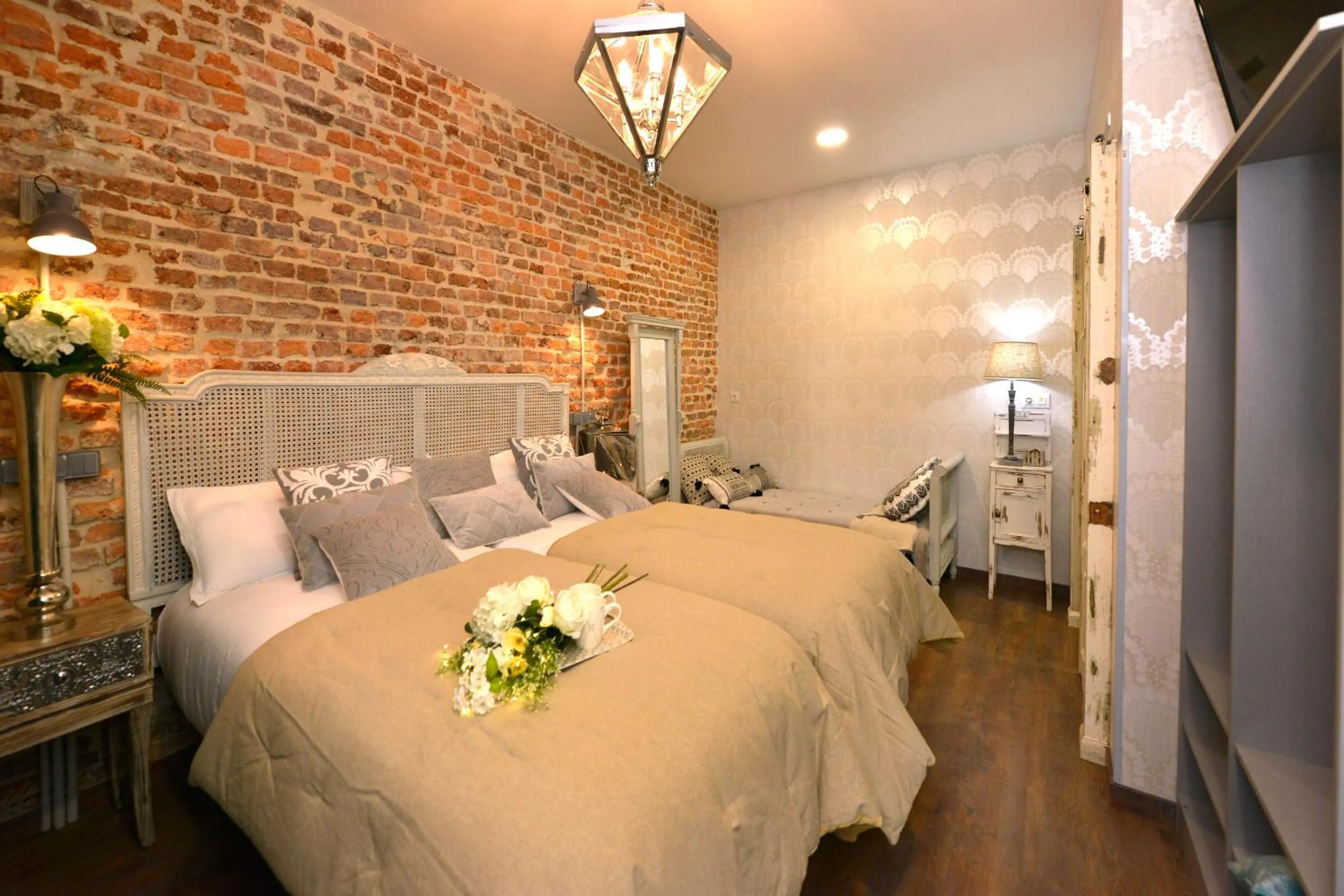 Standard Room with Extra Bed (3 Adults) in Center Suite Santander