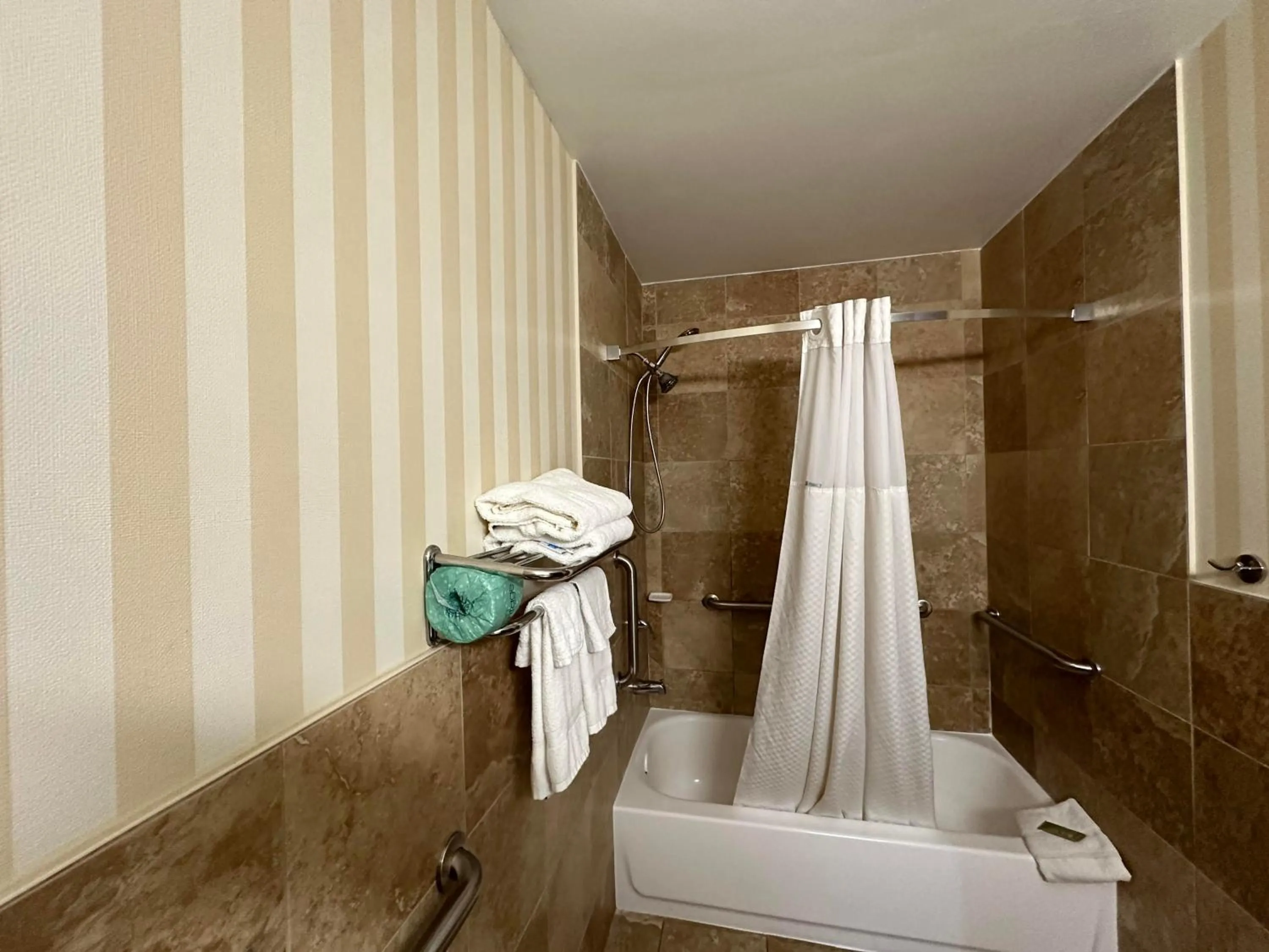 King Room - Mobility Access/Non-Smoking in Super 8 by Wyndham Allentown Kutztown Area