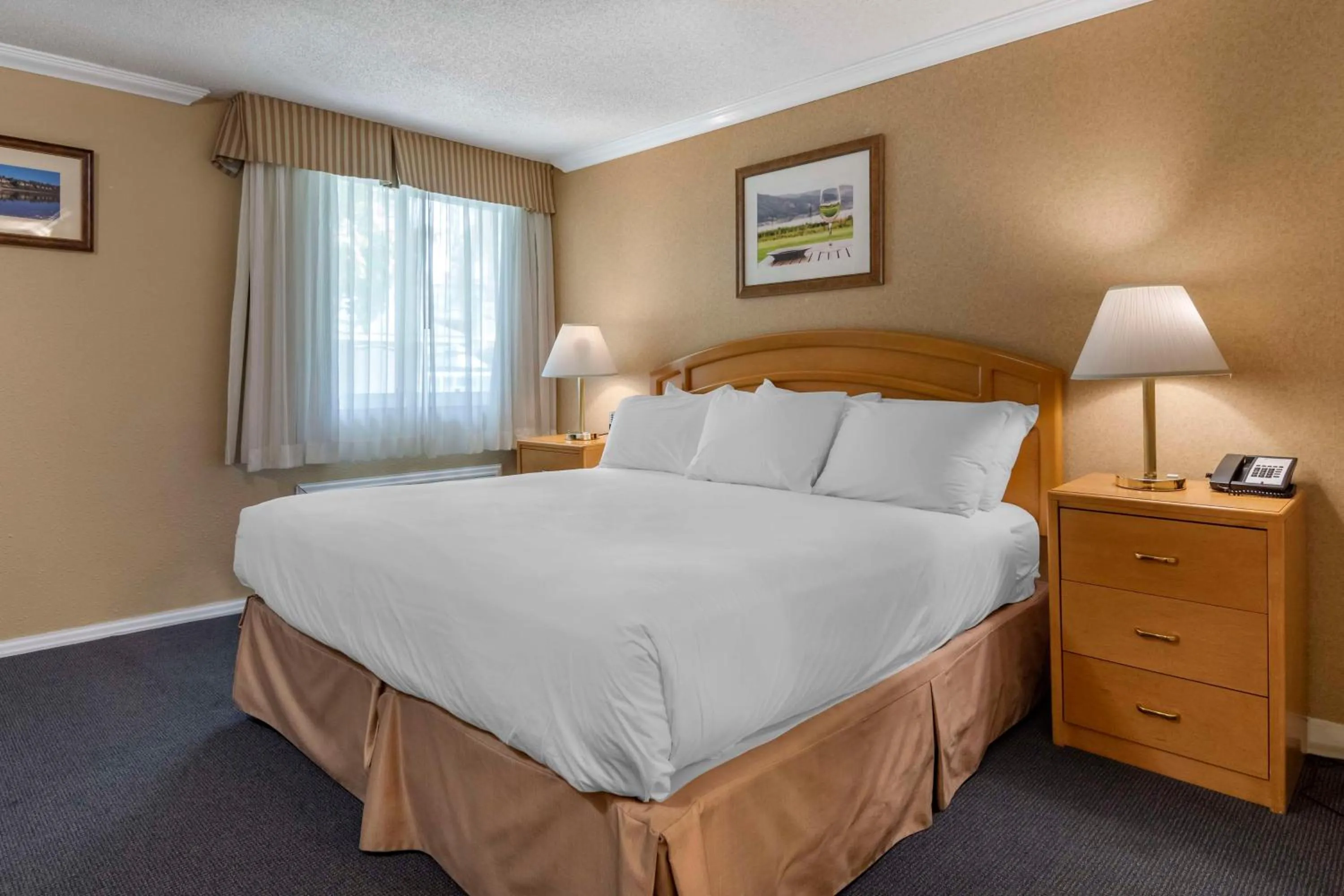 Queen Room with Two Queen Beds in Best Western Inn at Penticton