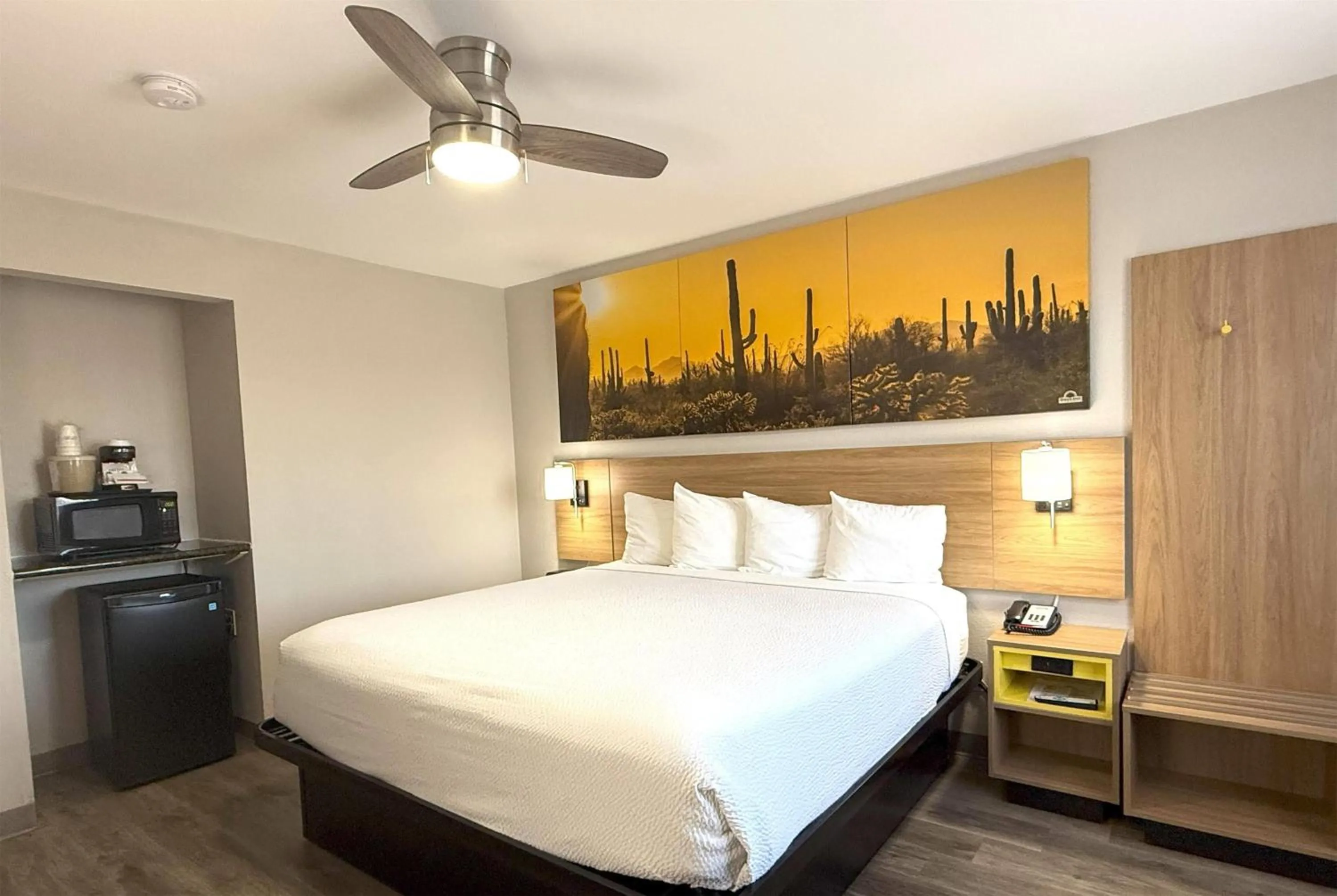 King Suite with Walk-In Shower, Pet-Friendly, Non-Smoking in Days Inn by Wyndham Yuma