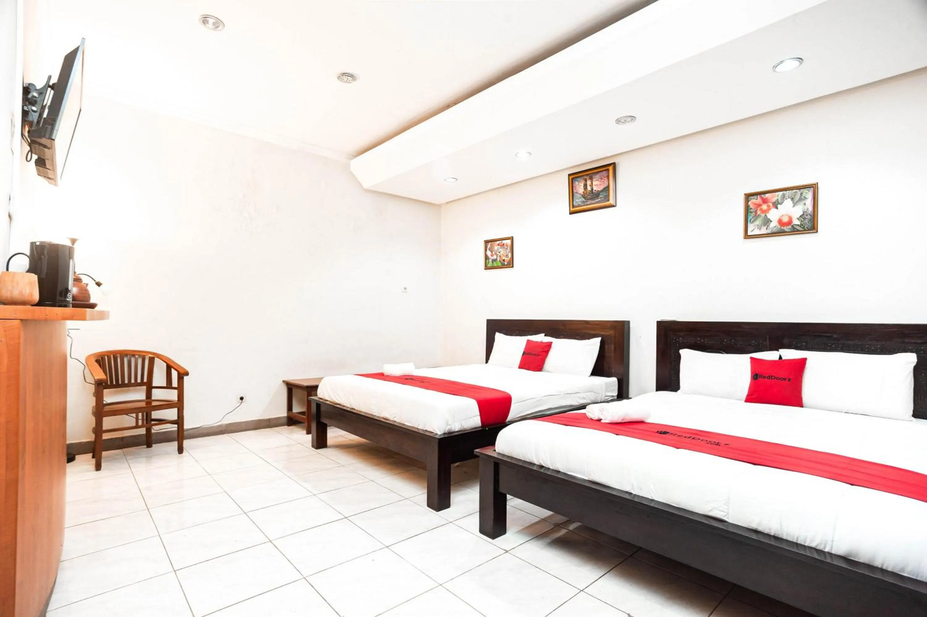 Deluxe Twin Room in RedDoorz Plus near Universitas Indonesia
