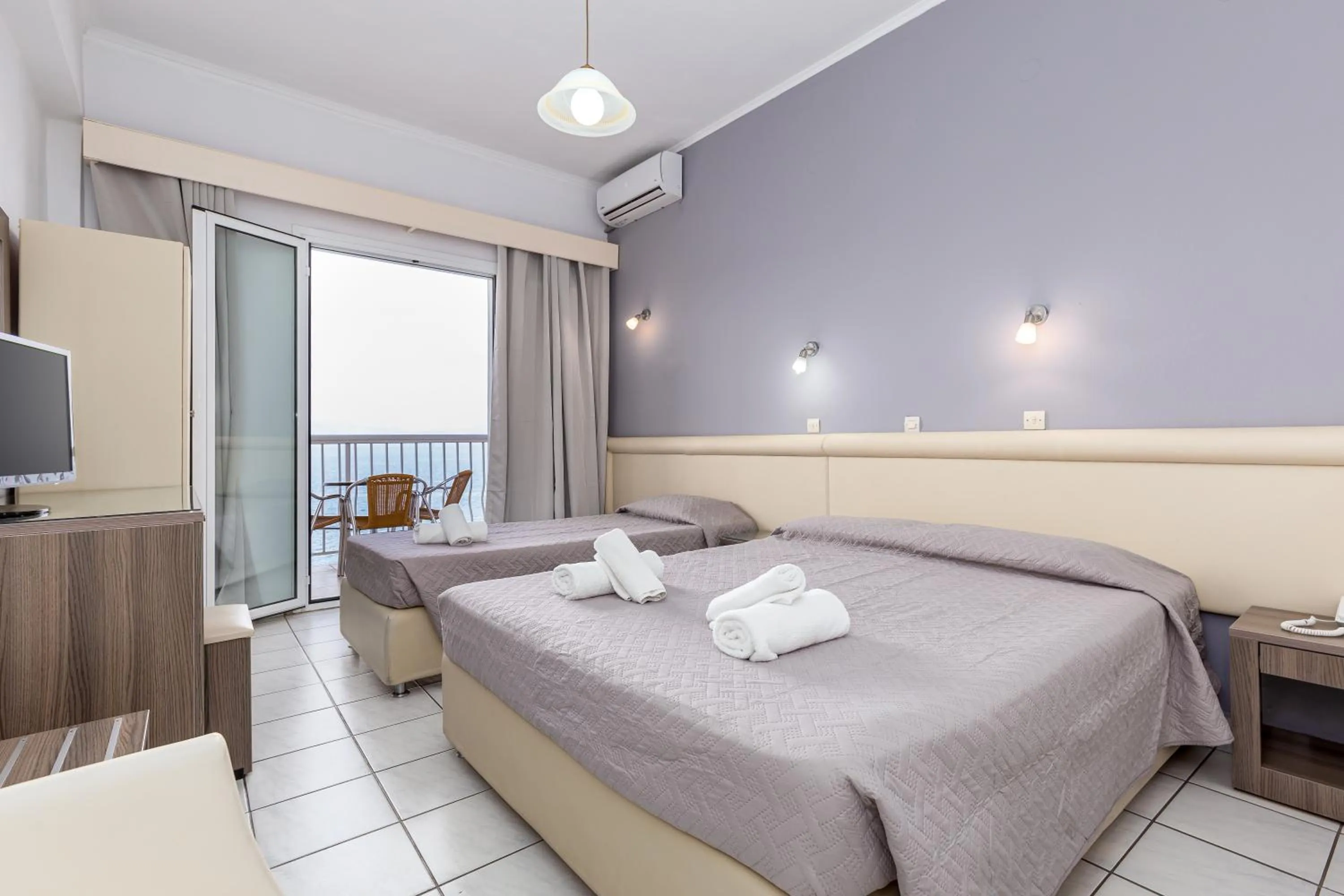 Triple Room with Sea View in Oasis Hotel