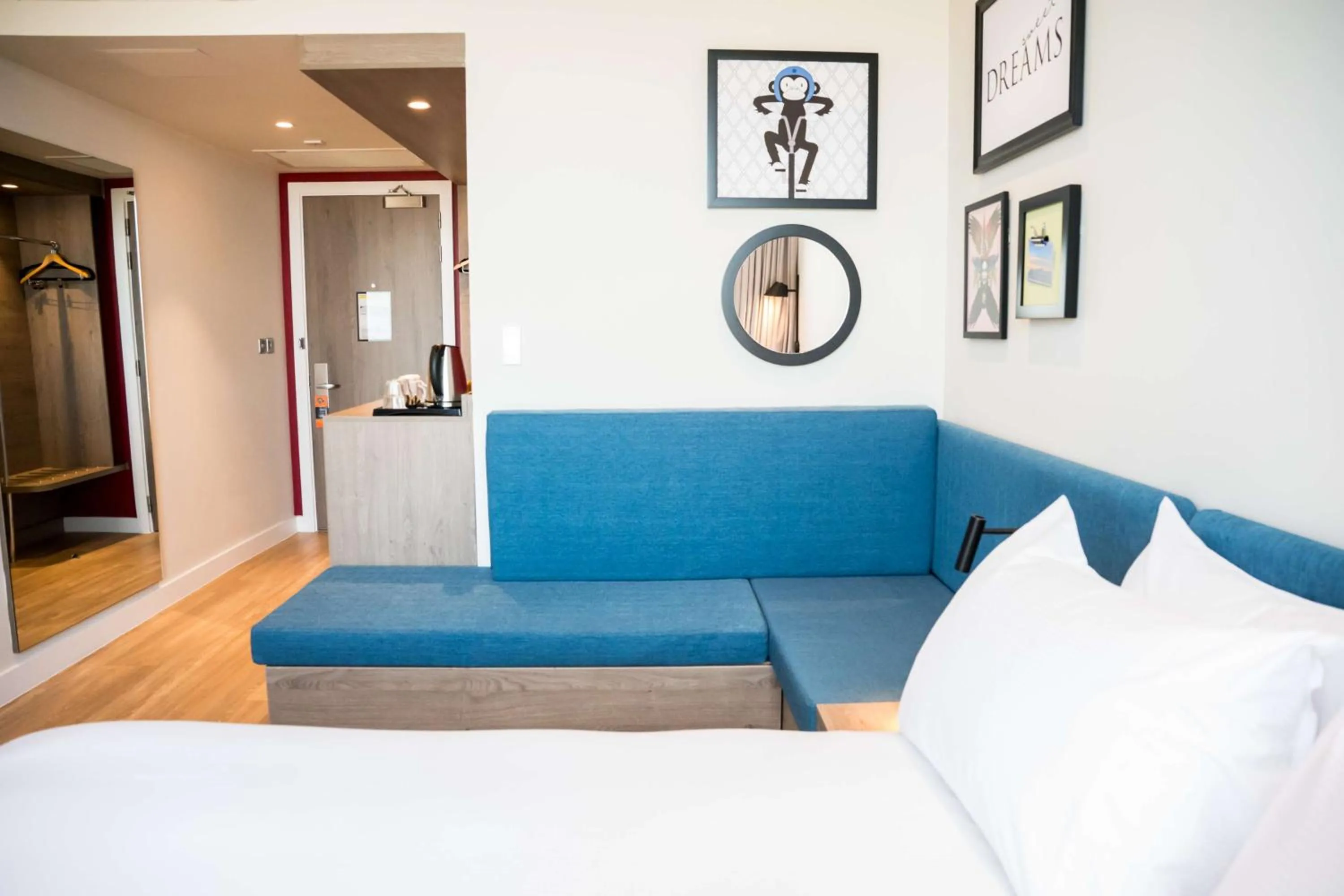 Premium Queen Room with Sofa Bed - Non-Smoking in Hampton By Hilton Blackpool