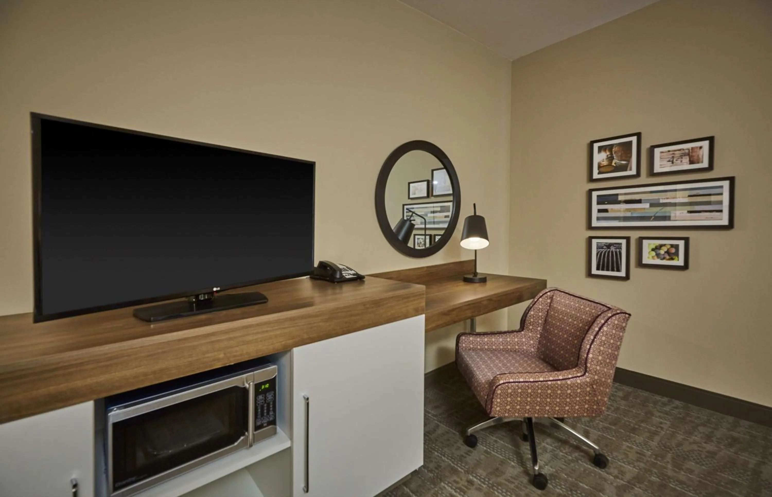 Queen Room with Two Queen Beds - Hearing Access in Hampton Inn & Suites Roseburg