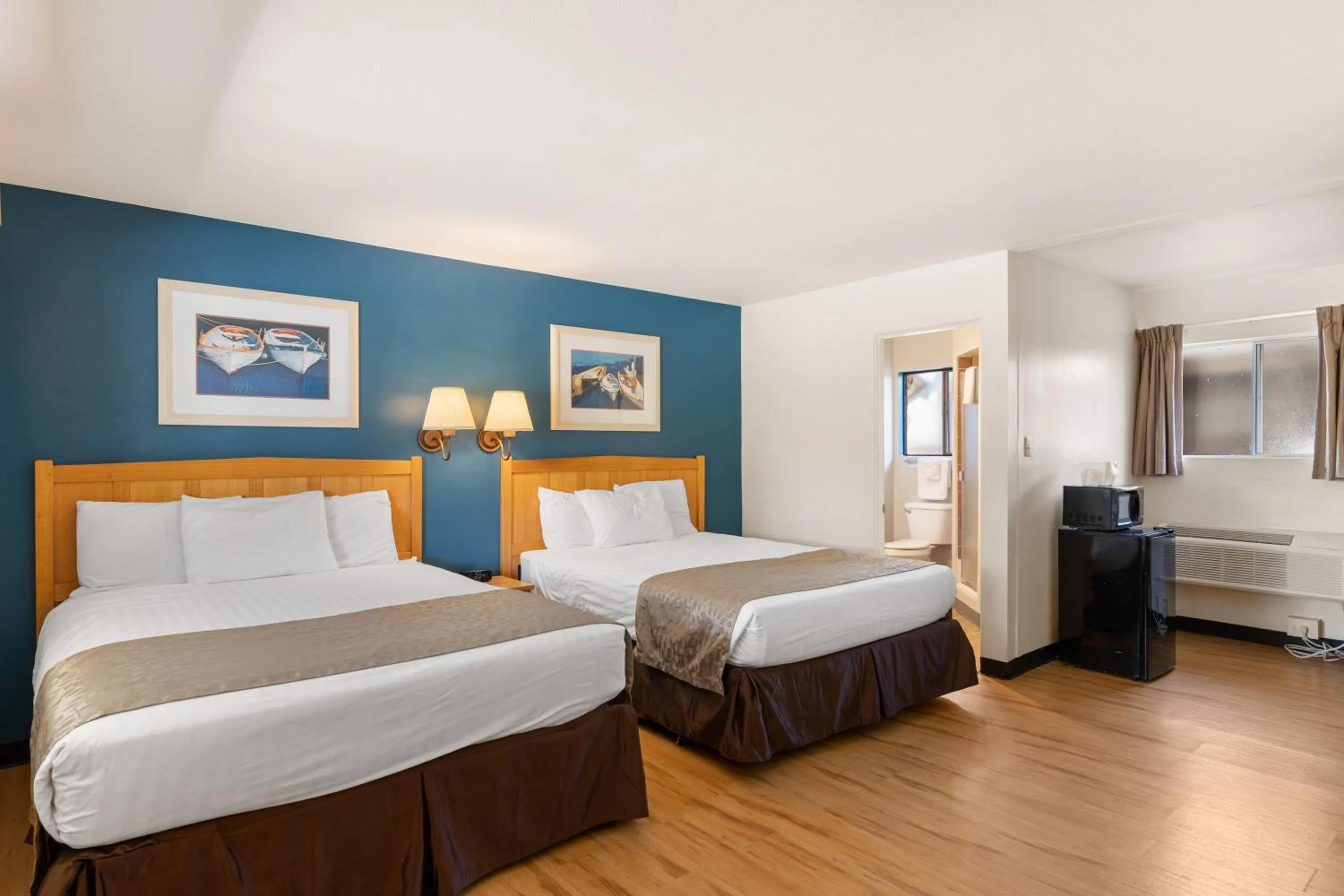 Queen Room with Two Queen Beds - Poolside in Skylark Shores Resort
