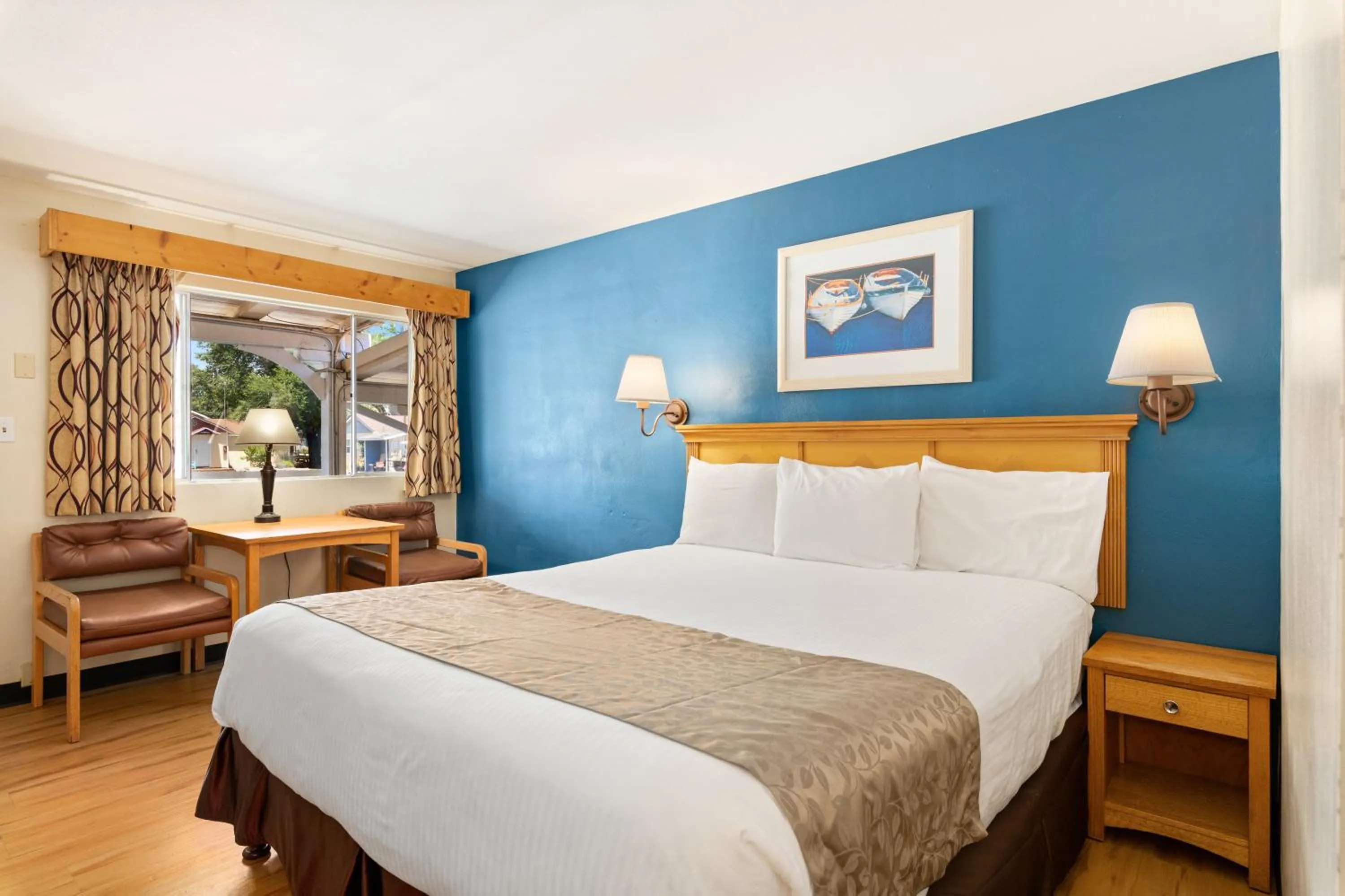 King Room - Poolside in Skylark Shores Resort