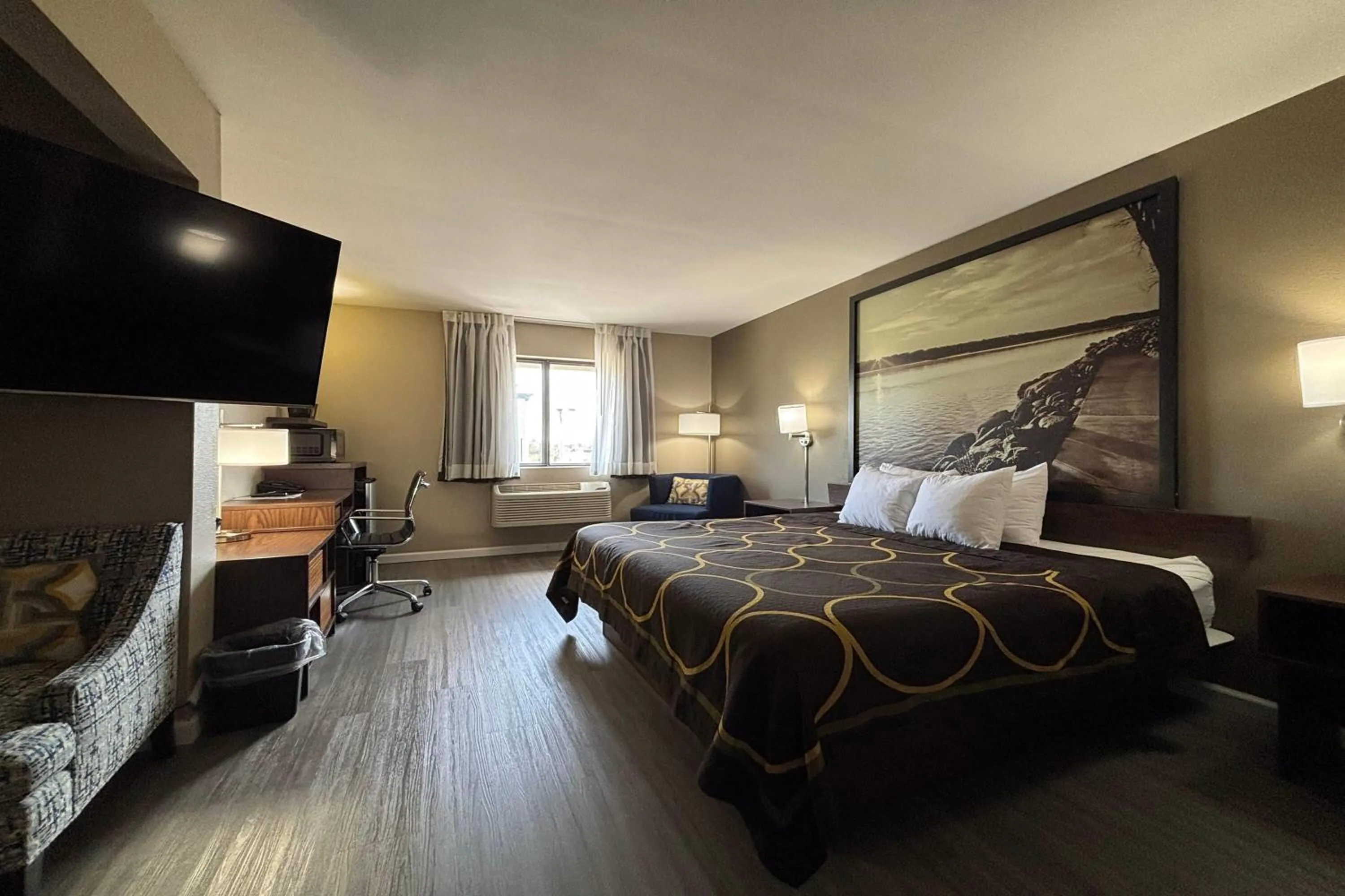 King Suite - Non-Smoking in Super 8 by Wyndham Alton