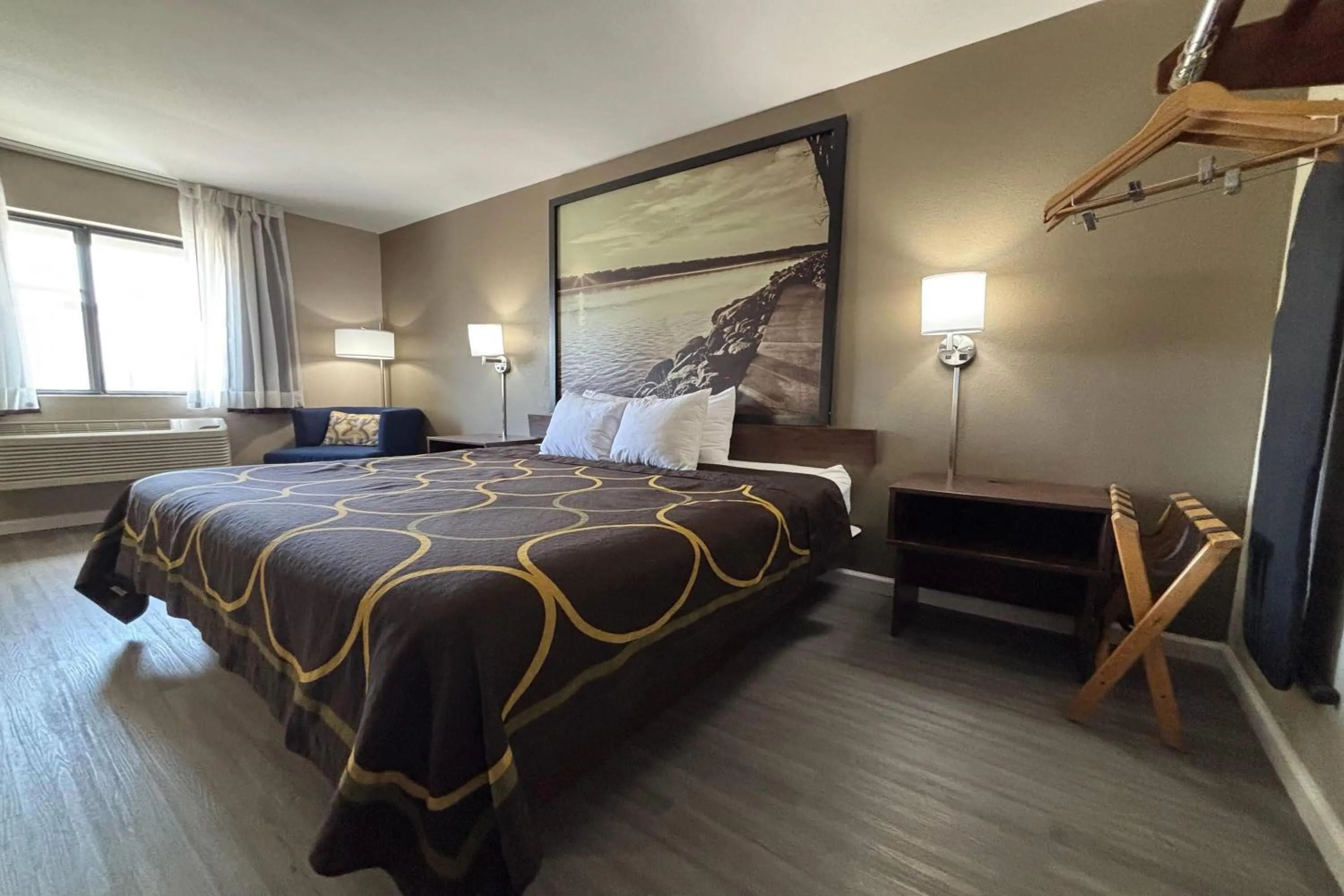 King Room - Non-Smoking in Super 8 by Wyndham Alton