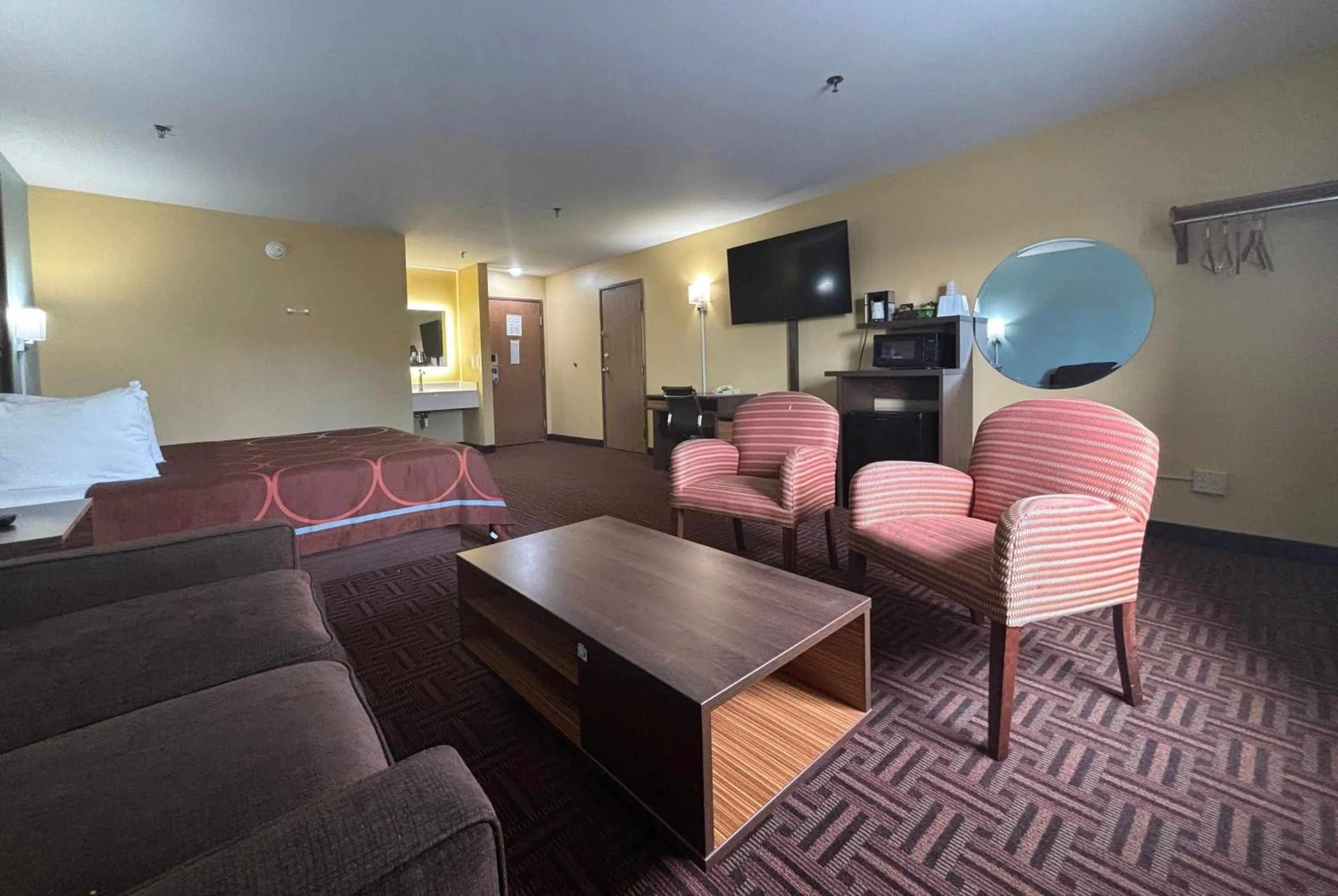 Business King Room - Non-Smoking in Super 8 by Wyndham Peoria
