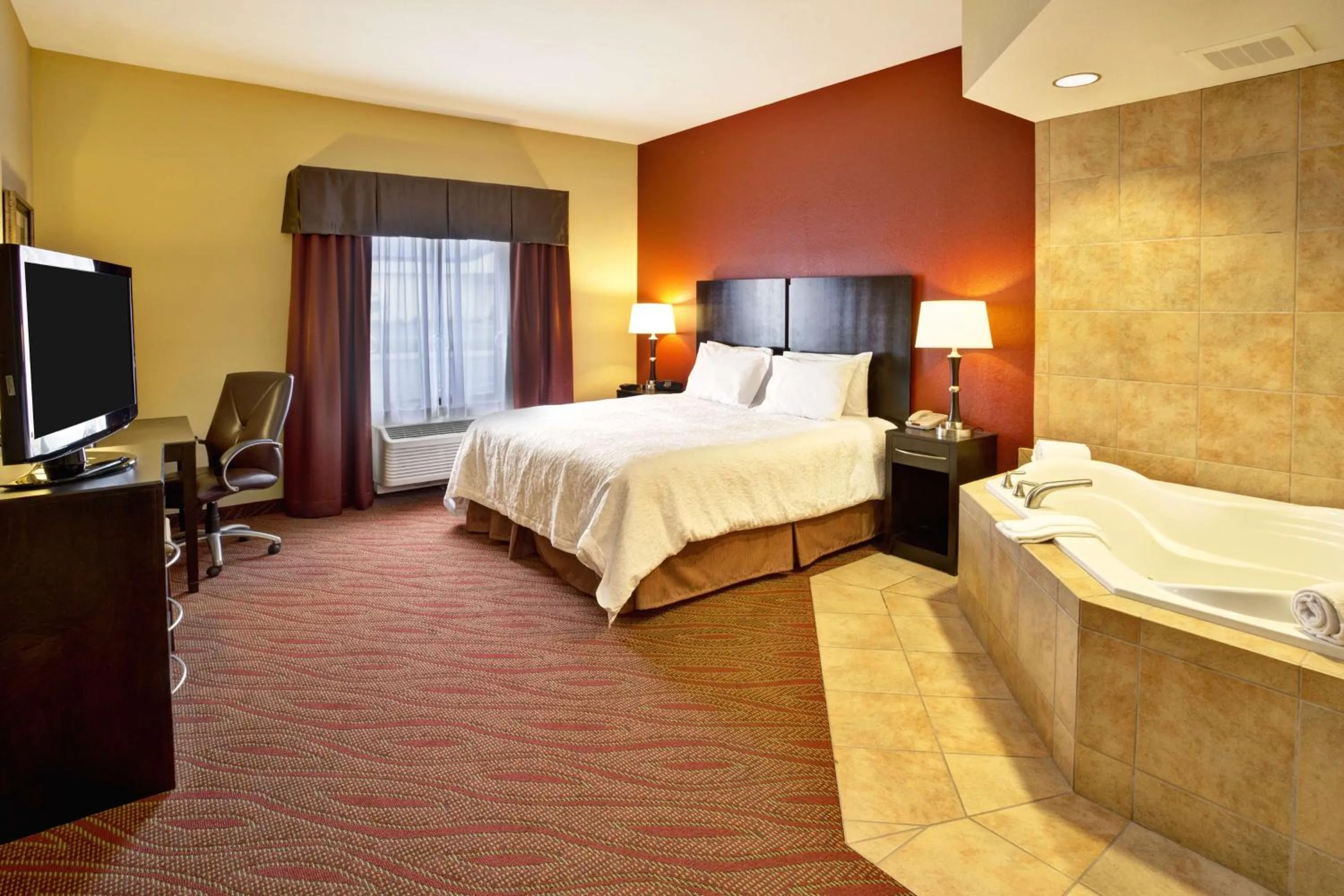 King Room with Whirlpool in Hampton Inn Ft Wayne